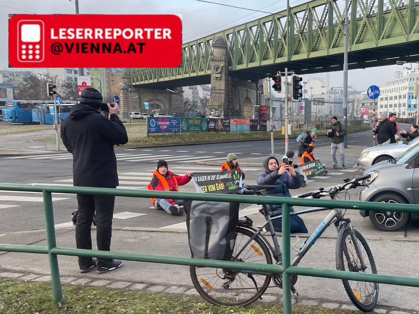 Ein Vienna.at-Leserreporter fotografierte die Klebe-Aktion der Aktivisten am Wiener Margaretengürtel am Donnerstag.