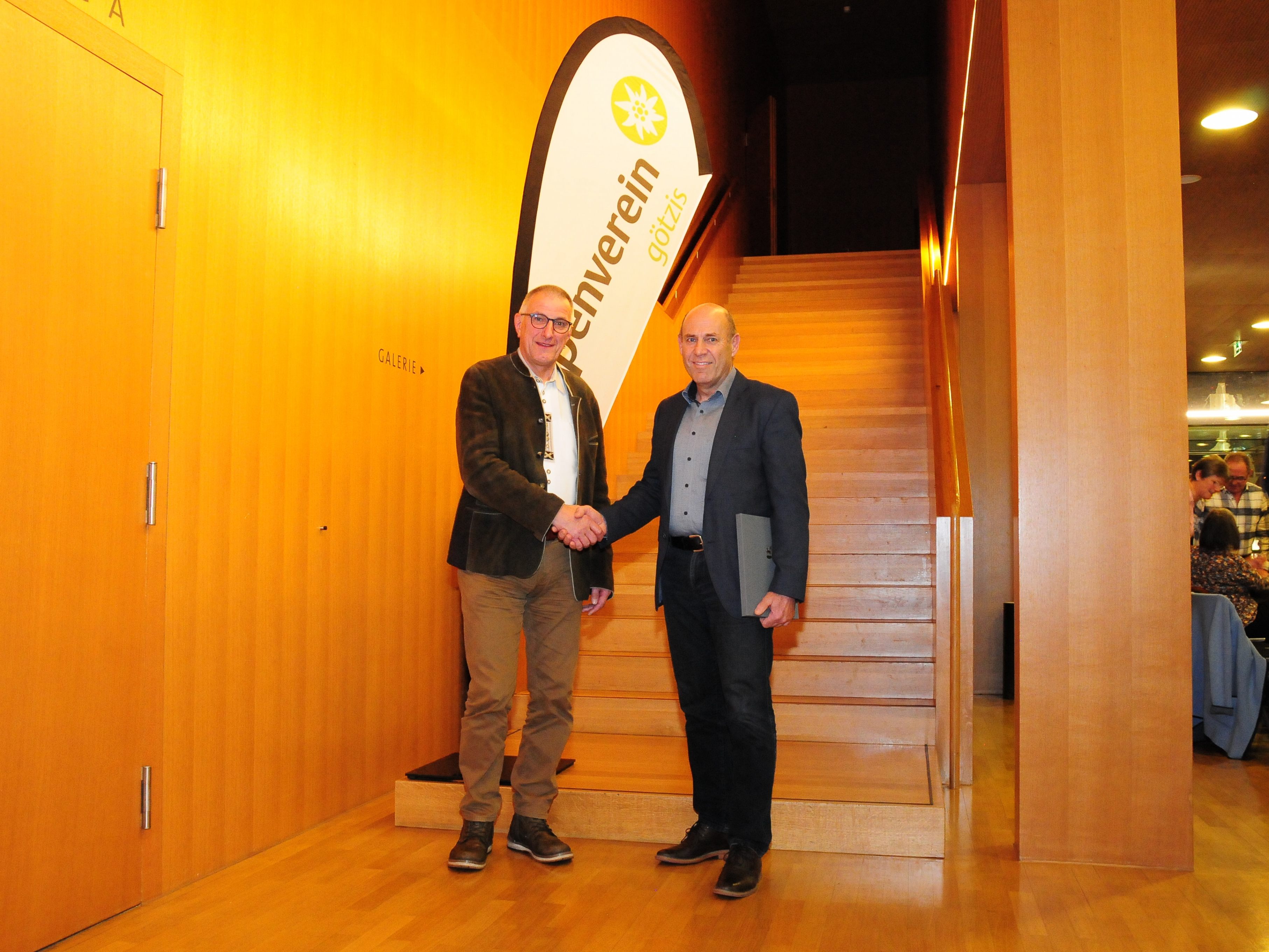 Hannes Bolter gratuliert Bruno Mittelberger