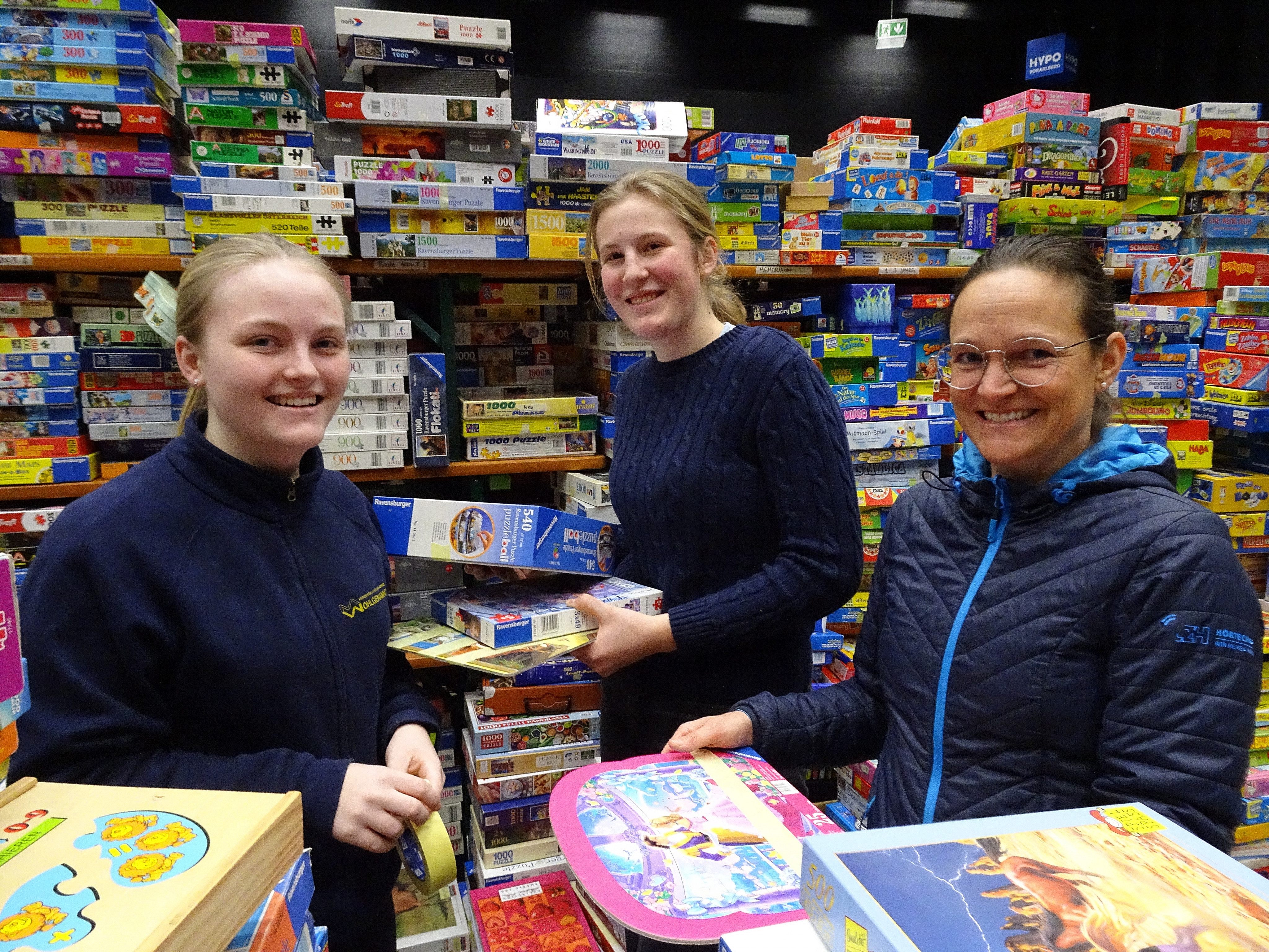 Den Damen von der Spiele-Abteilung geht in diesen Tagen die Arbeit beim Einsortieren definitiv nicht aus. Den Damen von der Spiele-Abteilung geht in diesen Tagen die Arbeit beim Einsortieren definitiv nicht aus.