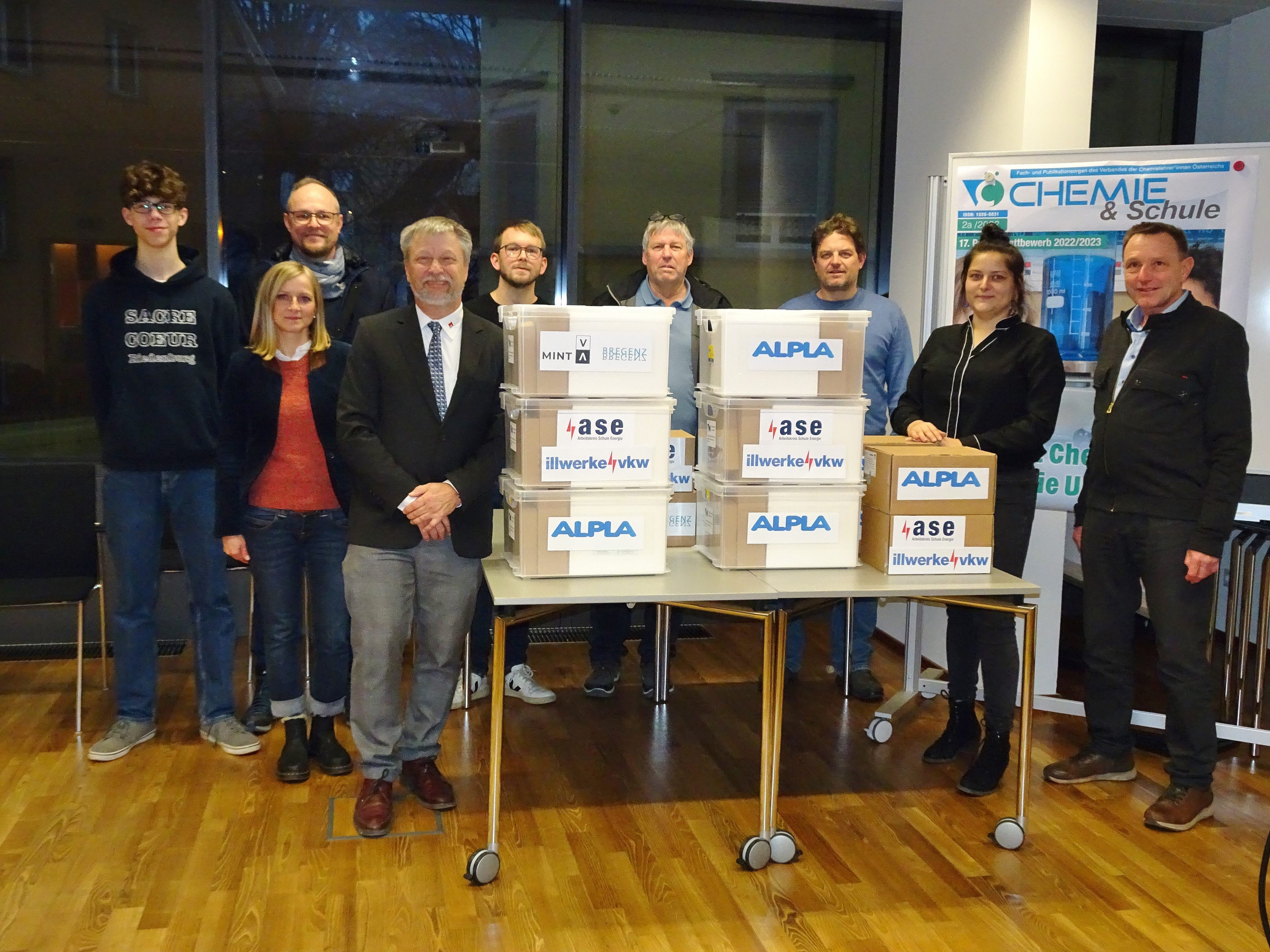 Bei der feierlichen Übergabe im WIFI nahmen die Schulvertreter die gesponserten Labormaterialien für den 17. VCÖ-Projektwettbewerb entgegen. Bei der feierlichen Übergabe im WIFI nahmen die Schulvertreter die gesponserten Labormaterialien für den 17. VCÖ-Projektwettbewerb entgegen.