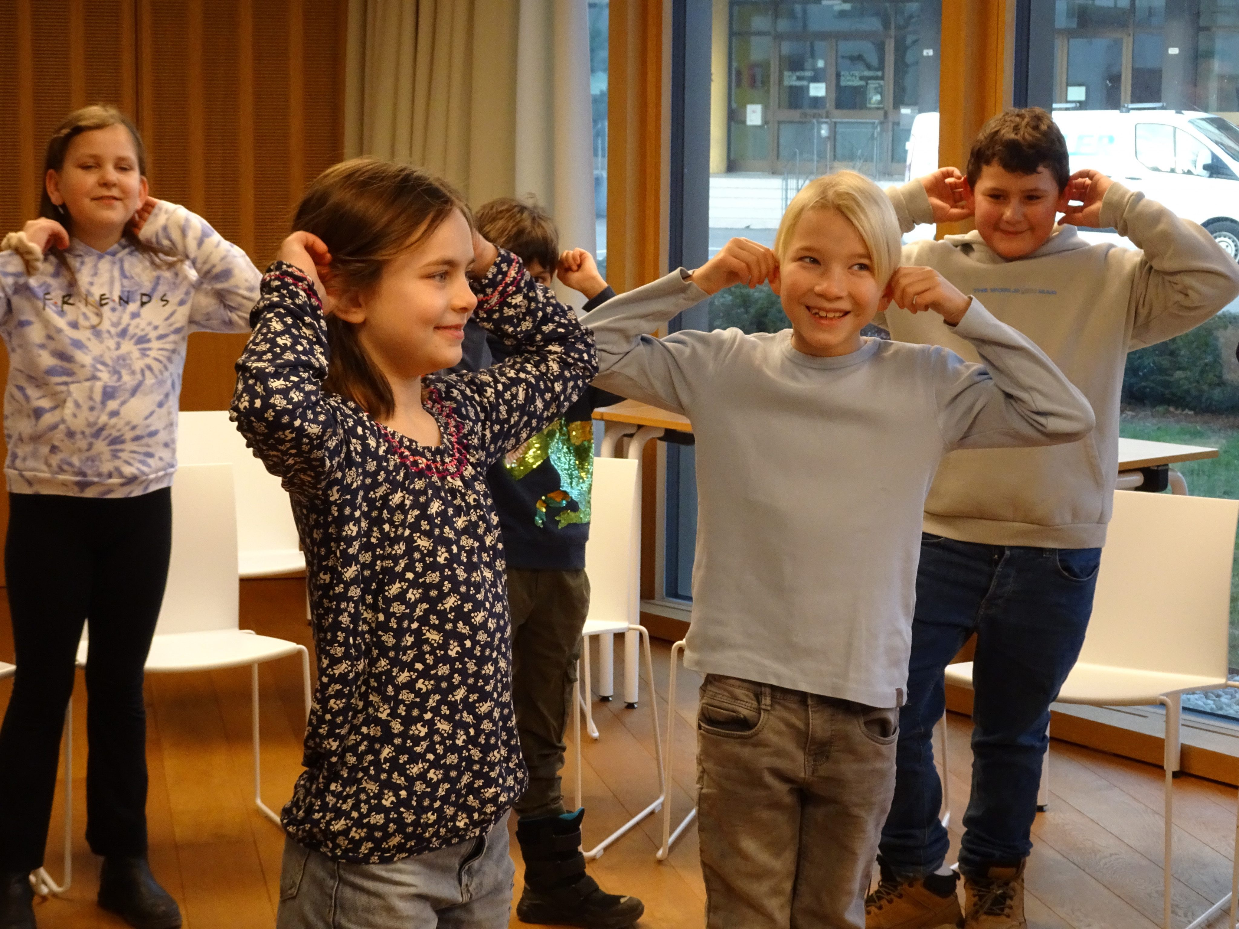 Bevor es ans Lesekaraoke ging, wärmten die Kinder sich richtig auf, um locker zu werden.