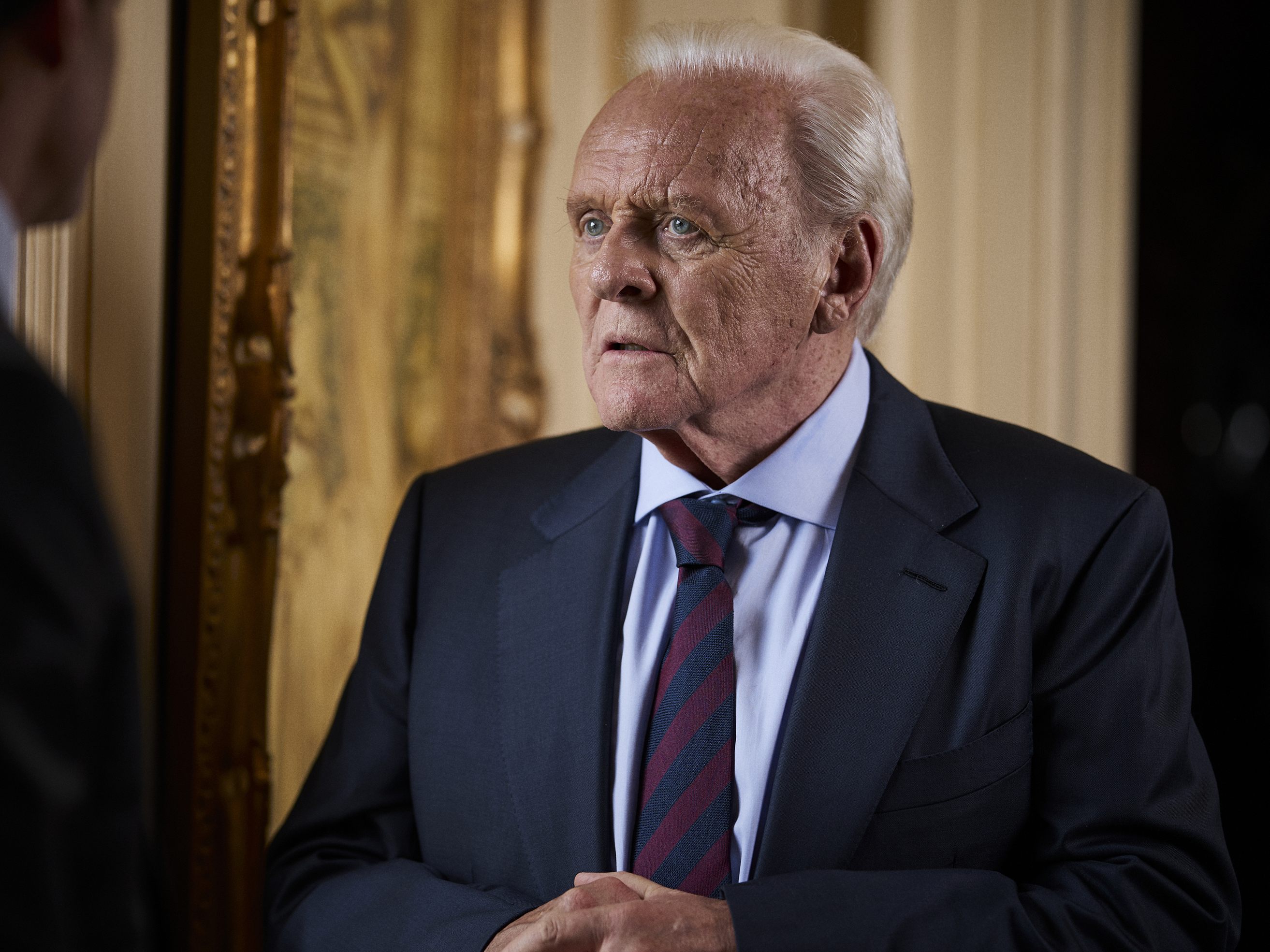 Anthony Hopkins plant gemeinsam mit Glen Powell ein Thriller-Remake.