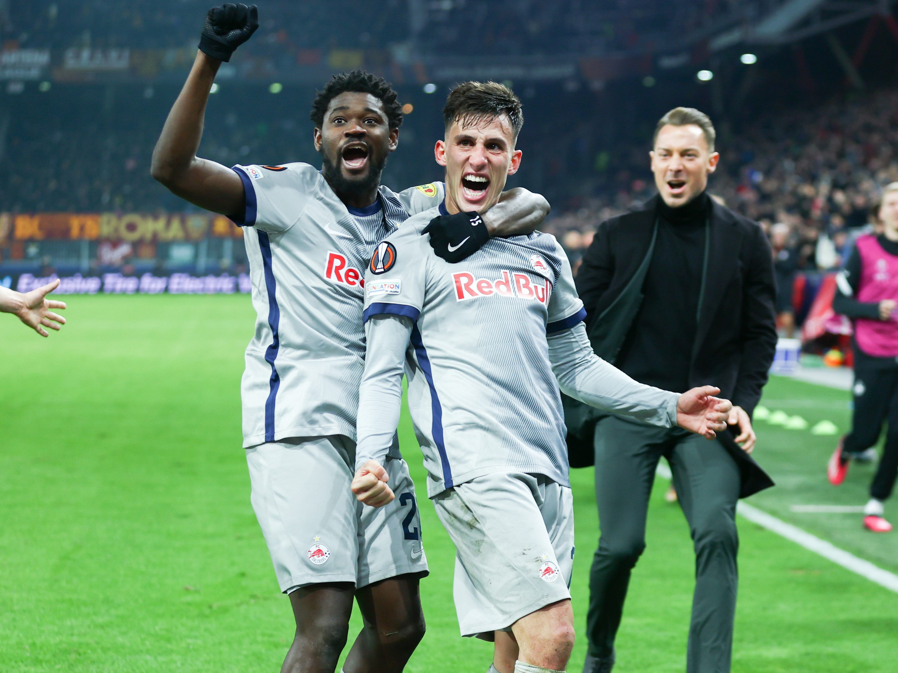 Die Salzburger jubelten spät über den Sieg gegen die AS Roma. Die Salzburger jubelten spät über den Sieg gegen die AS Roma.