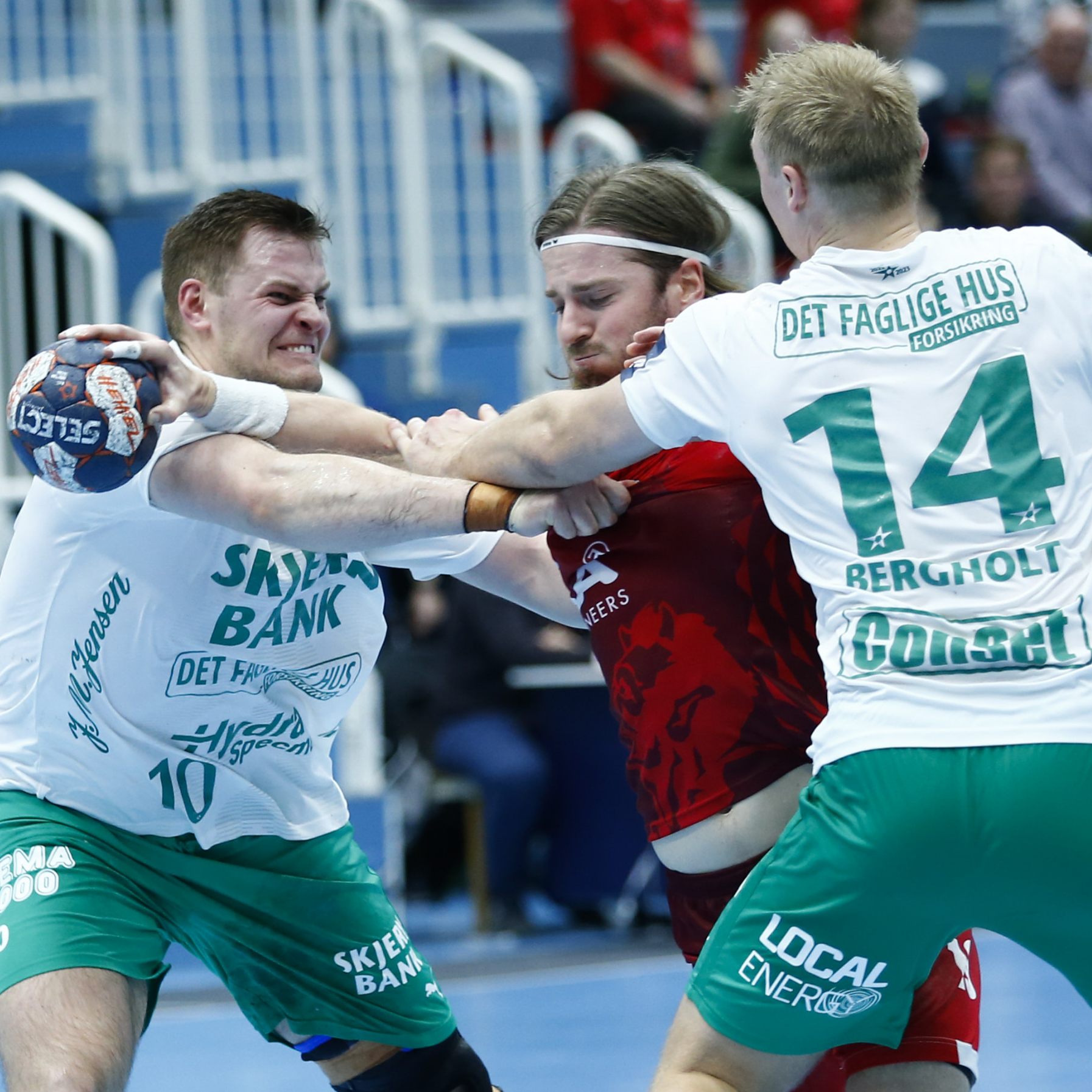 Nico Schnabl imDuell mit zwei Spielern von Skjern.