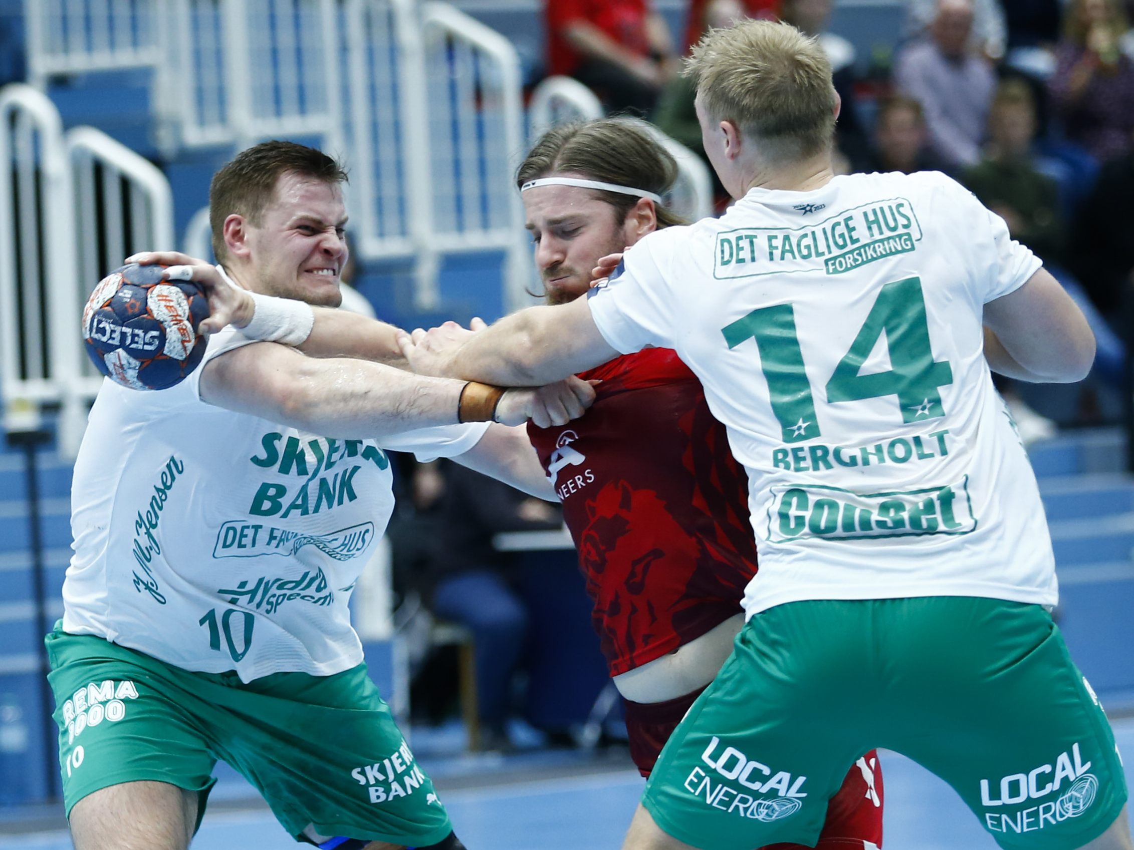 Nico Schnabl imDuell mit zwei Spielern von Skjern.