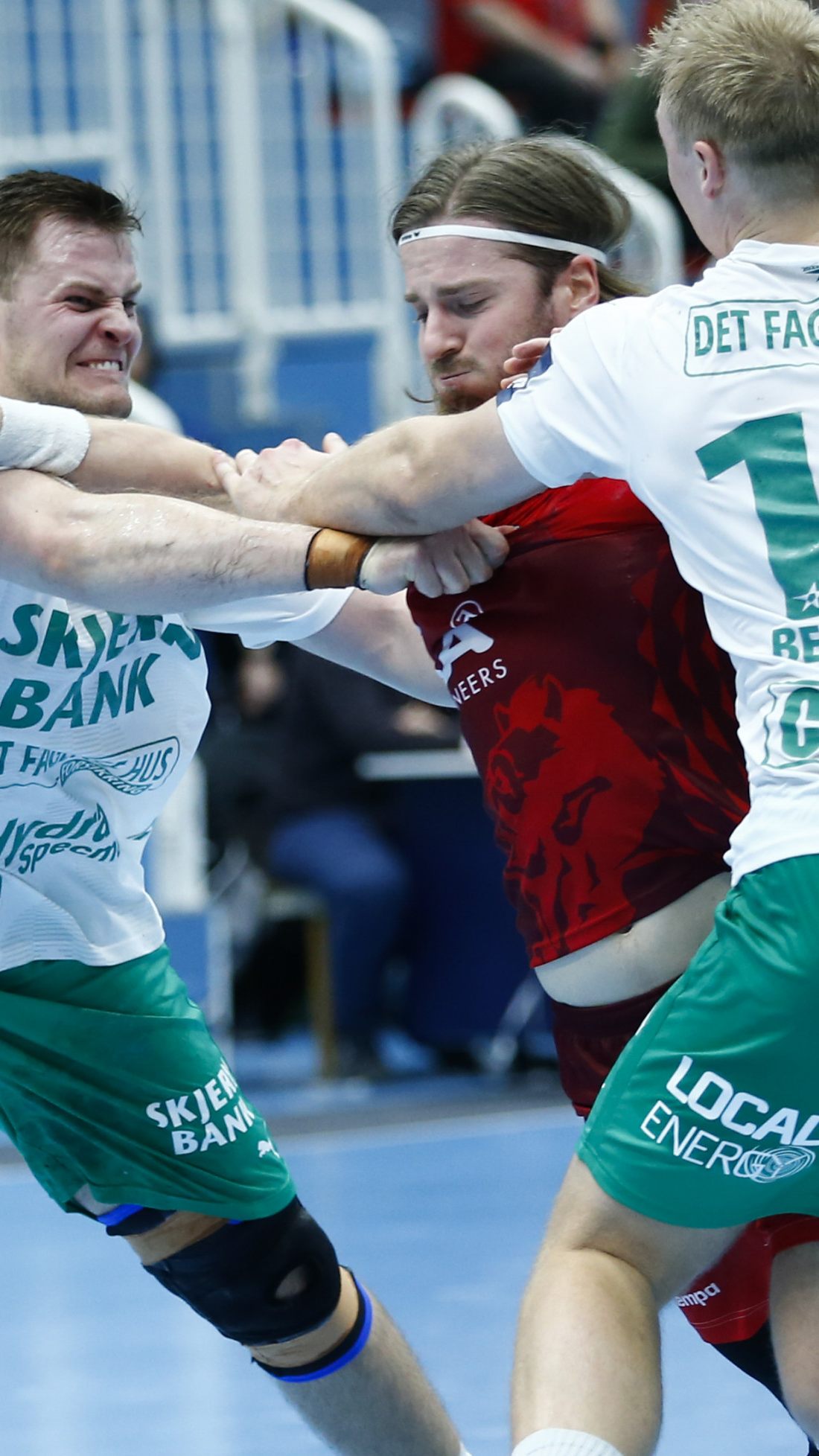 Nico Schnabl imDuell mit zwei Spielern von Skjern.