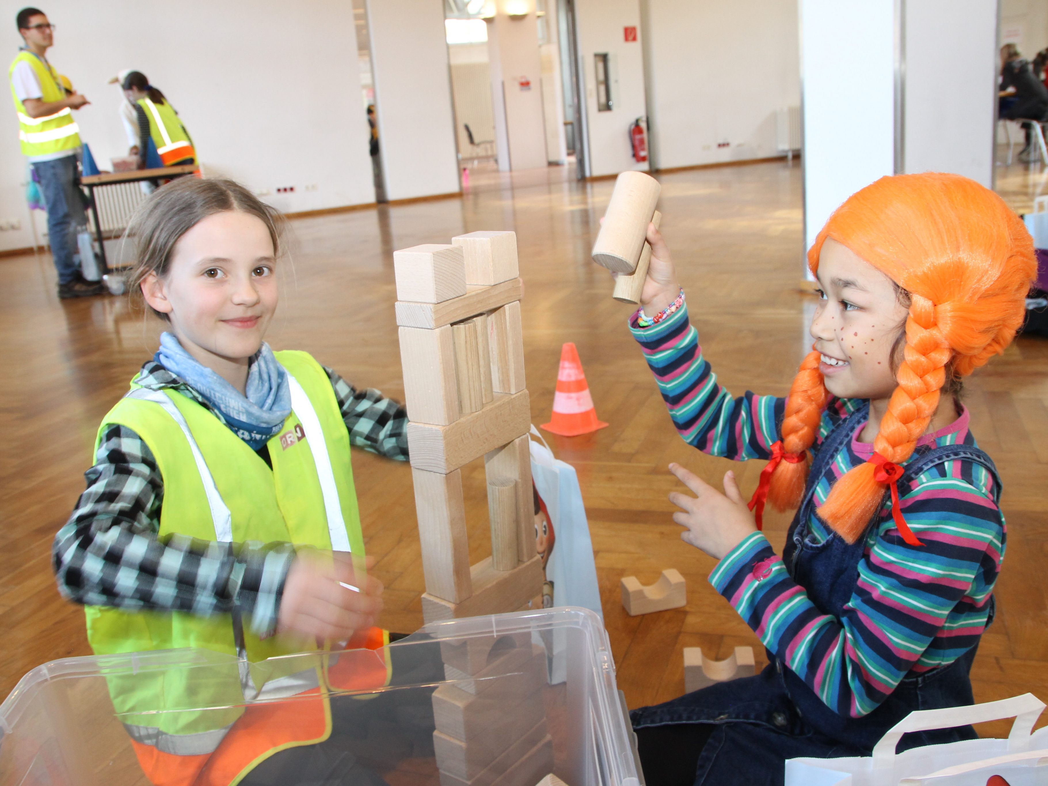 Den Baumeisterinnen Klara und Sophie gelang eine sensationelle Bauhöhe. Den Baumeisterinnen Klara und Sophie gelang eine sensationelle Bauhöhe.