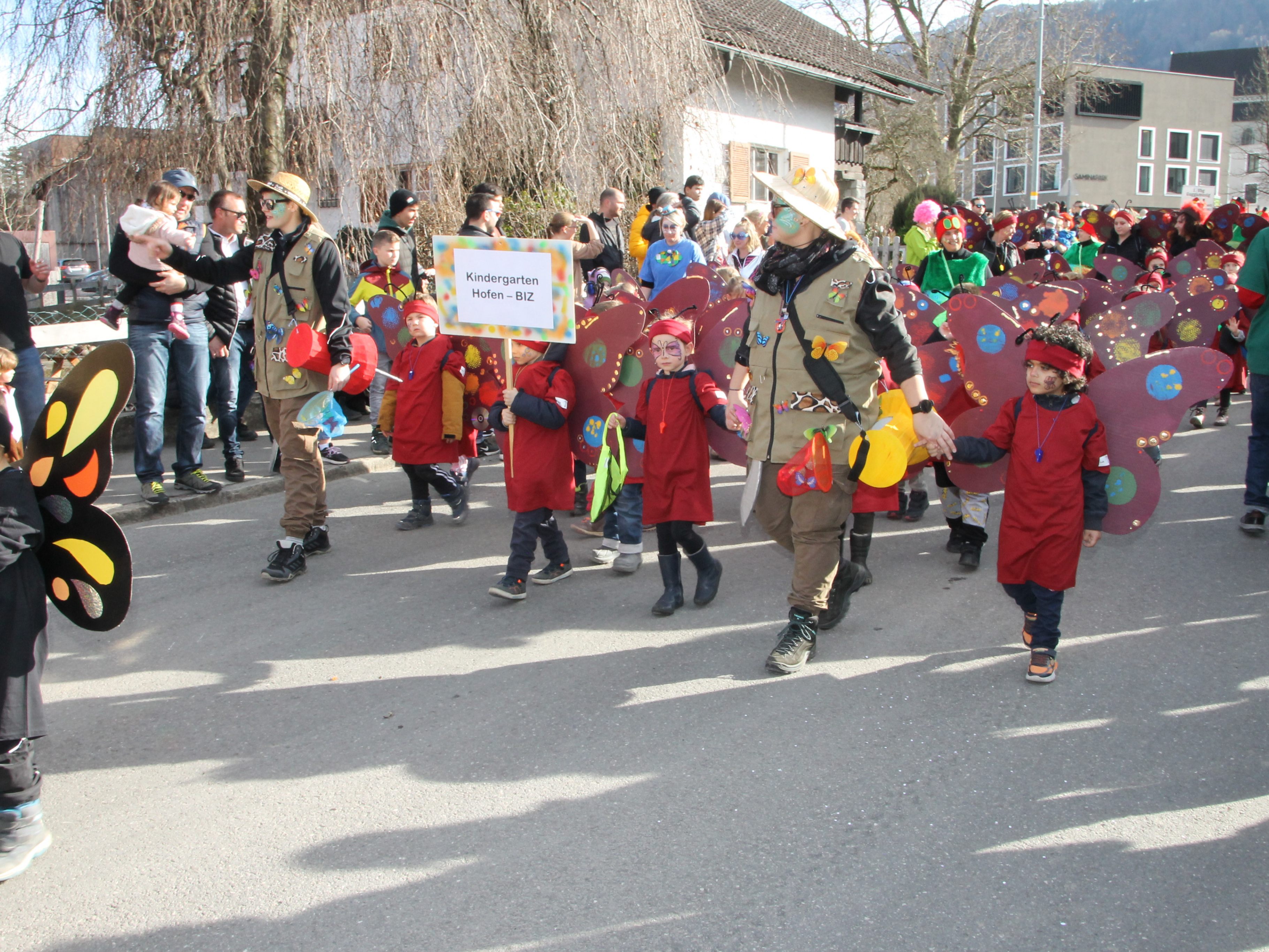 Die Kindergartenkinder reihten sich heuer als bunte Schmetterlinge in den Zug. Die Kindergartenkinder reihten sich heuer als bunte Schmetterlinge in den Zug.