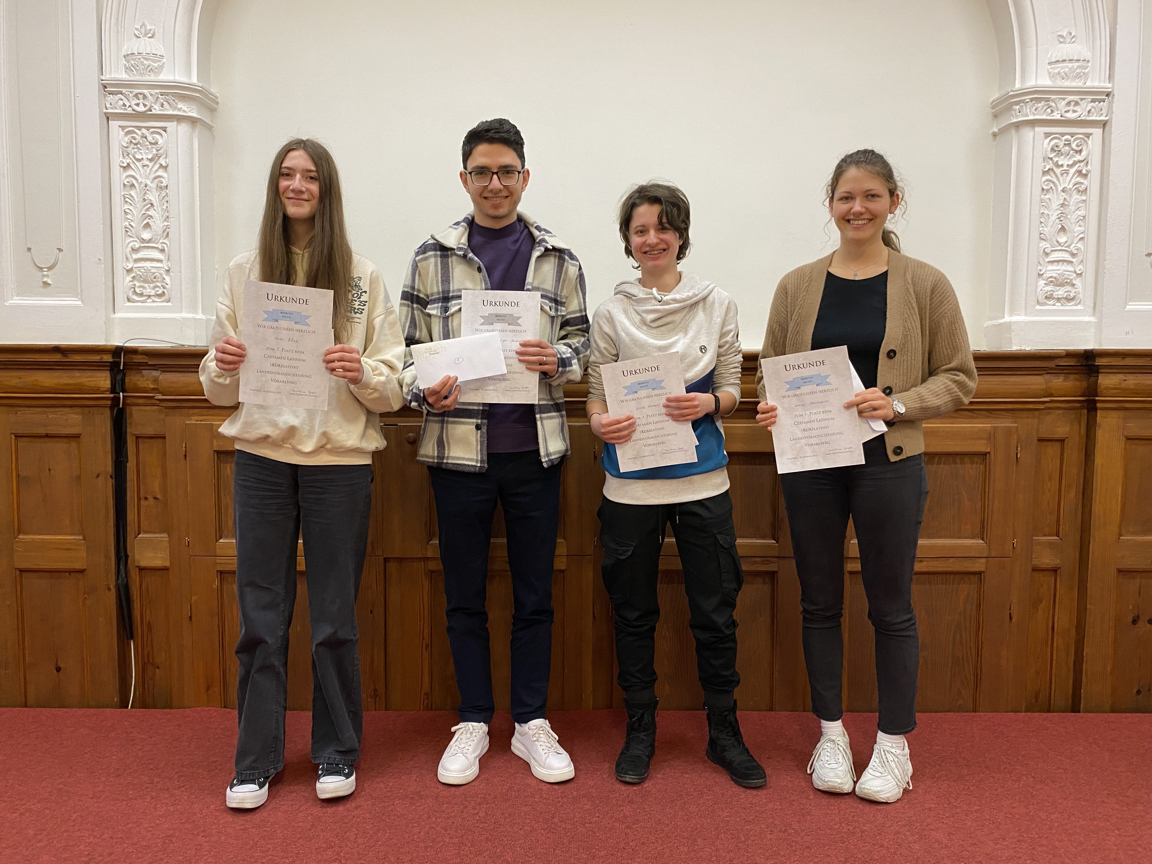 Flora Bösch (links) erreicht den zweiten Platz bei der Lateinolympiade