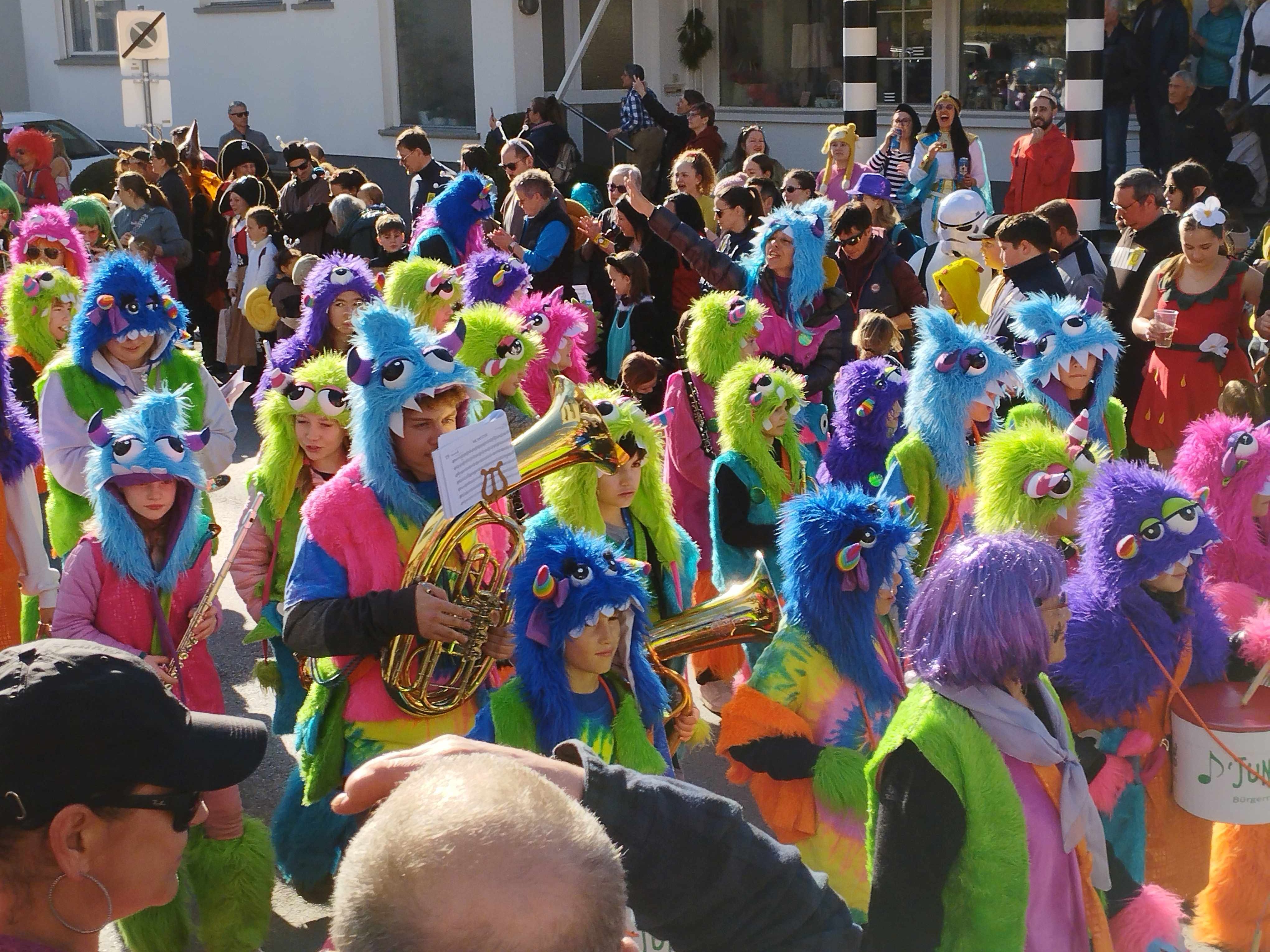 Farbenfroher Umzug durch Schwarzach.