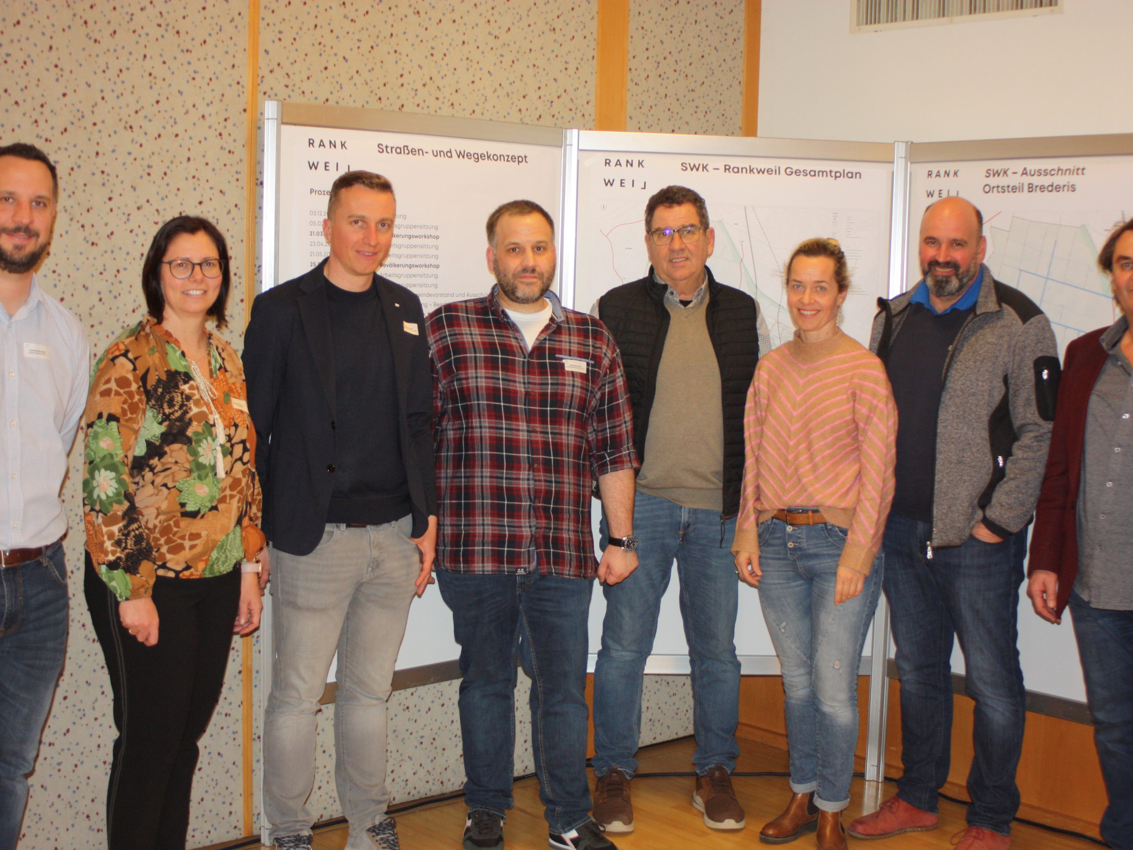 Politiker, Gemeinde-Mitarbeiter und Verkehrsplaner stellten sich in Brederis den Fragen der Bürger.
