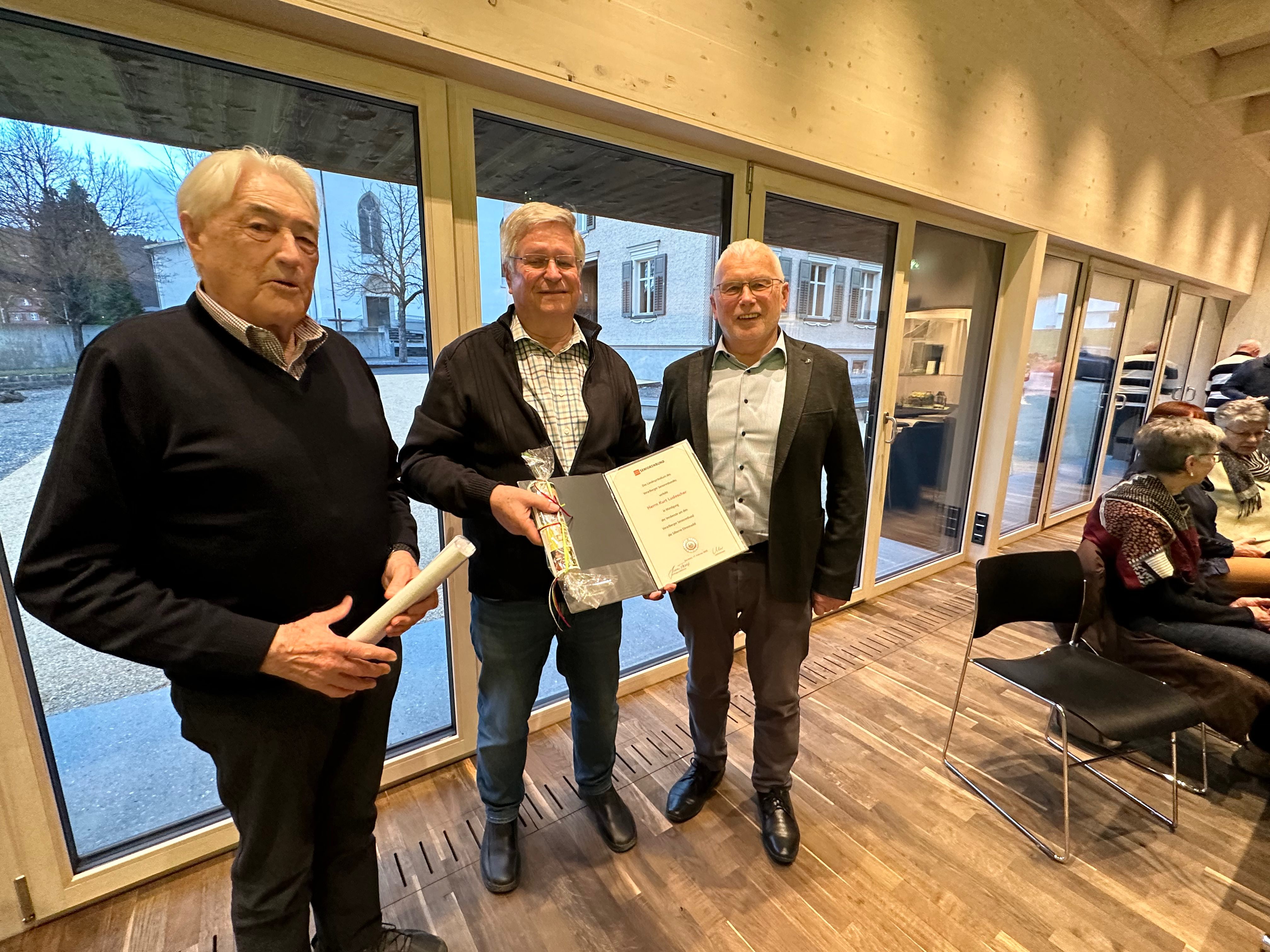 Ehrung von Obmann Kurt Ludescher durch Bezirksobmann Josef Oswald und Bgm. Dietmar Summer