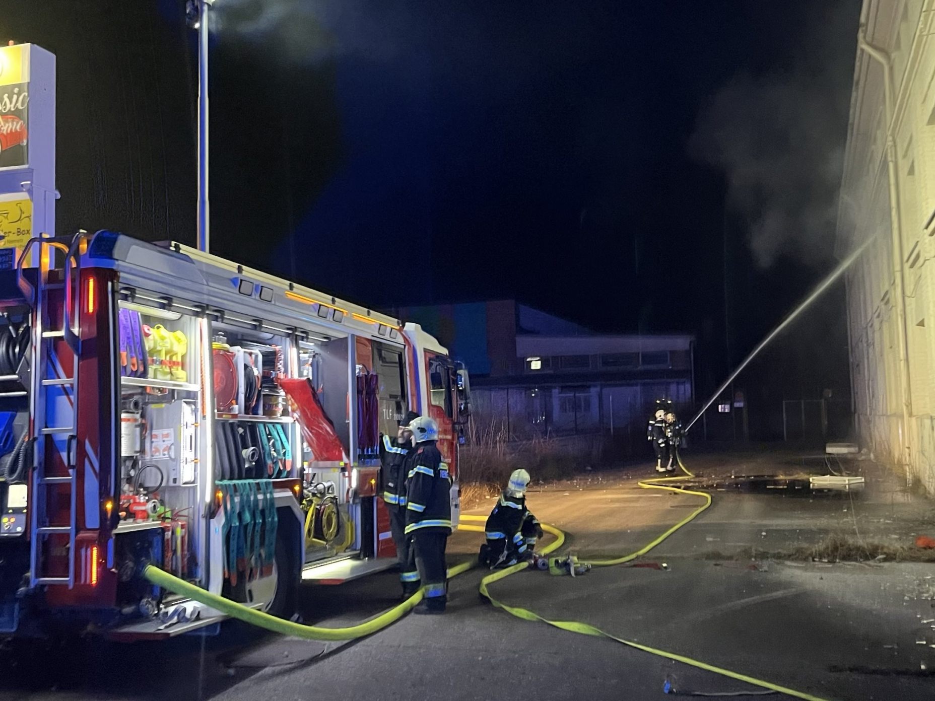 Ein Brand in einem leerstehenden Gebäude in Wiener Neustadt konnte rasch gelöscht werden.