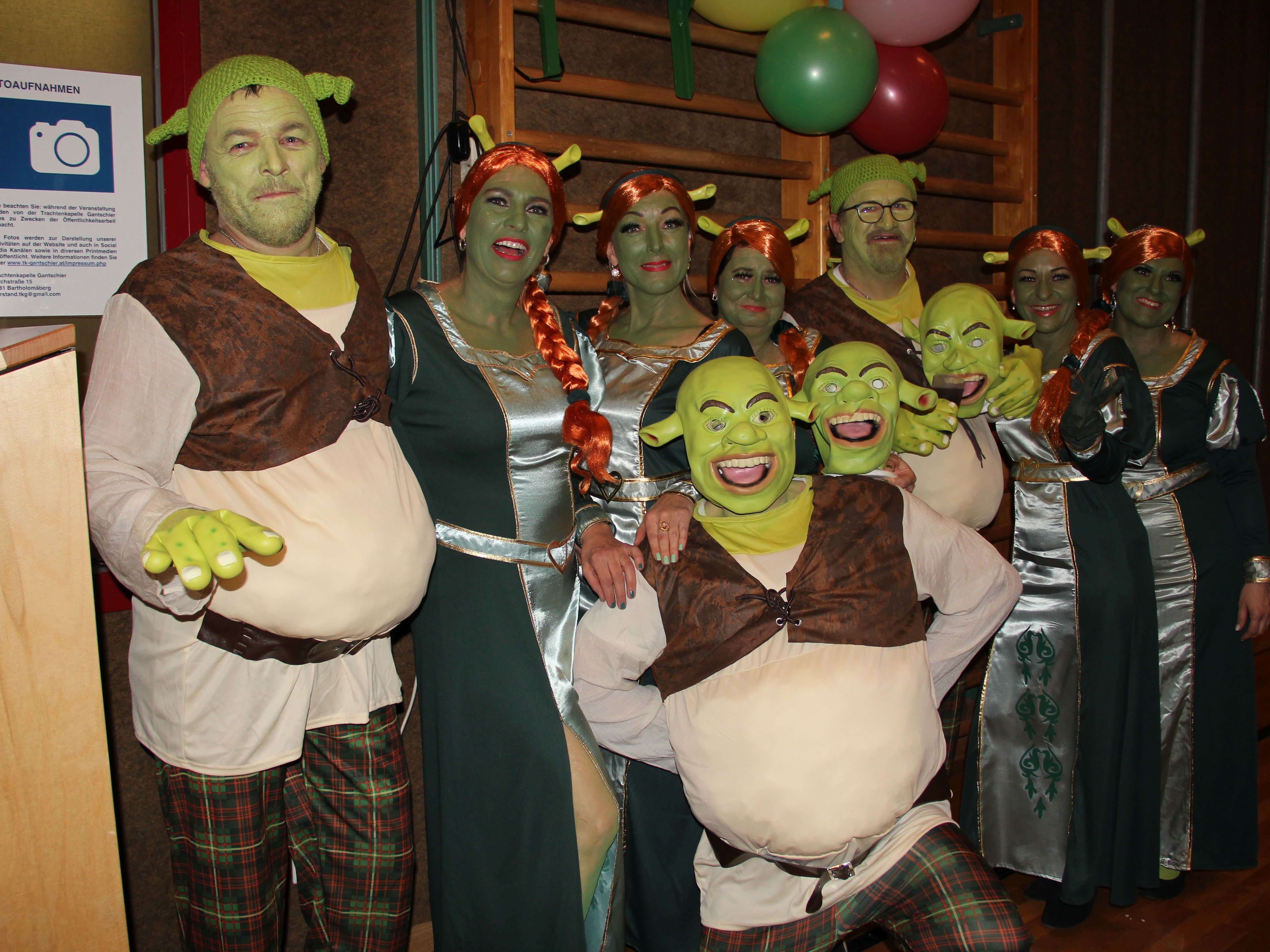 Aufwändig gestaltet waren diese Kostüme der Shreks mit ihren Fionas .
