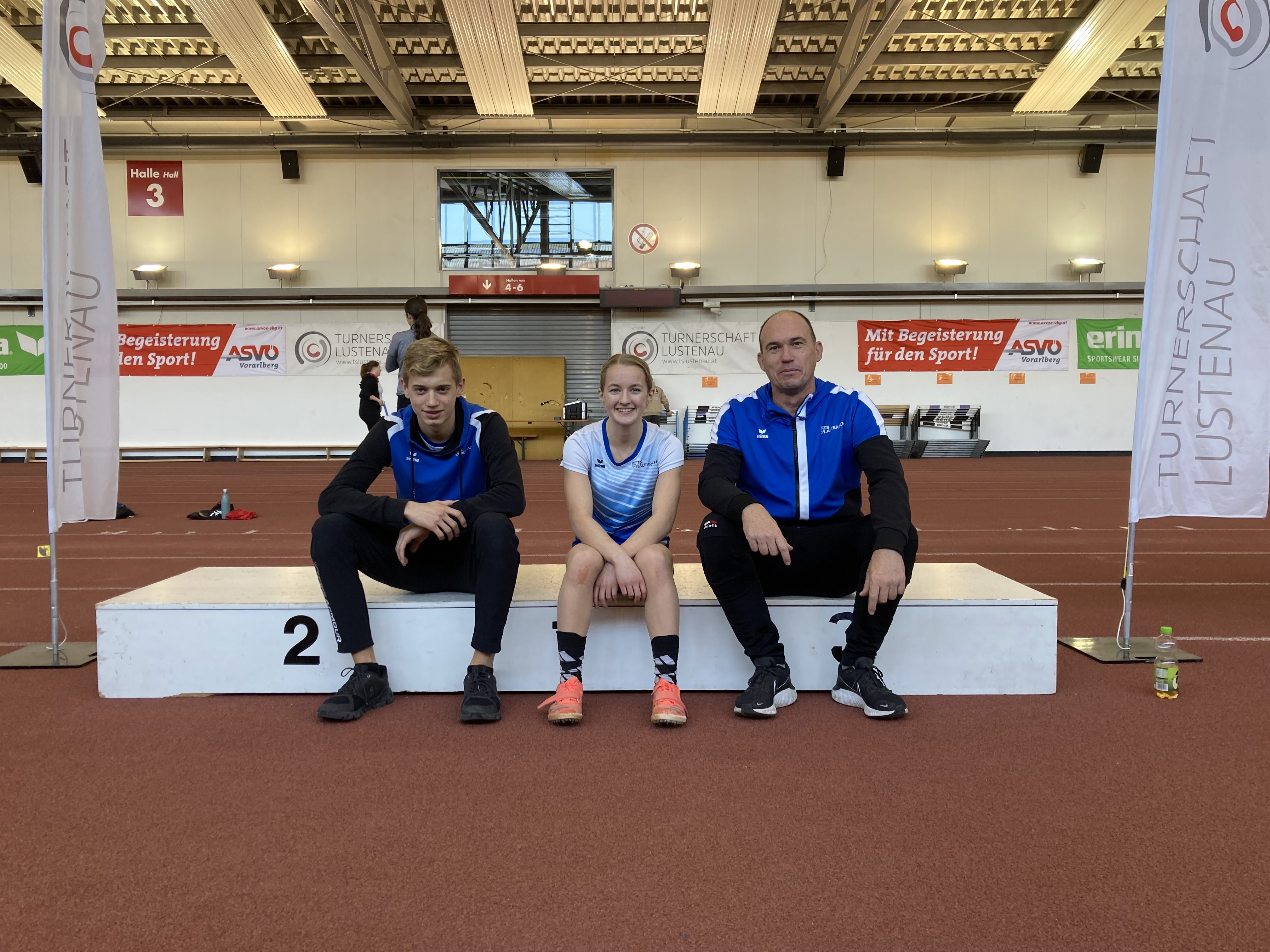 vlnr: Lorenz Wirth, Mia-Sophie Kammerer und Trainer Gerhard Gmeiner