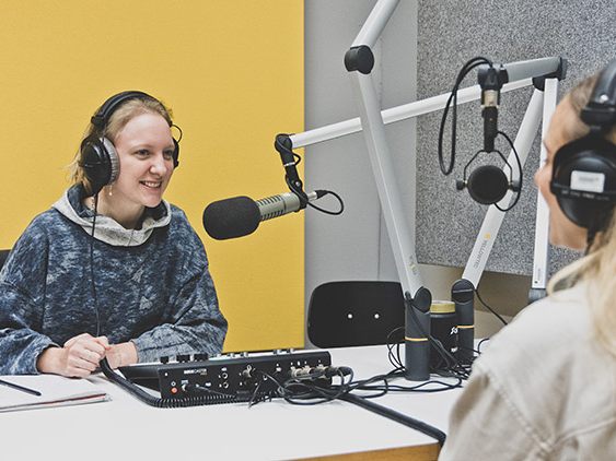 Als Gestalterin ist Joana auf der Suche nach neuen Wegen und experimentiert mit medialen Ausdrucksformen. © FHV/Patricia Keckeis