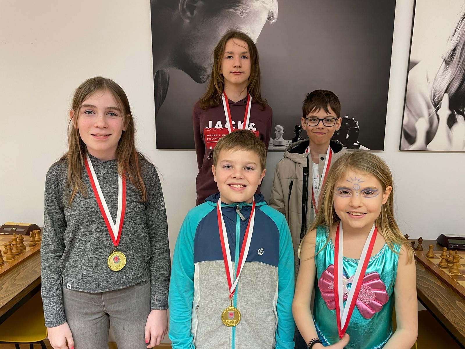 Schachklub Hohenems, vorne vlnr: Christina Domig, Jakob Lins, Luisa Lins, hinten vlnr:  Nico Grundböck, Tobias Markstaler