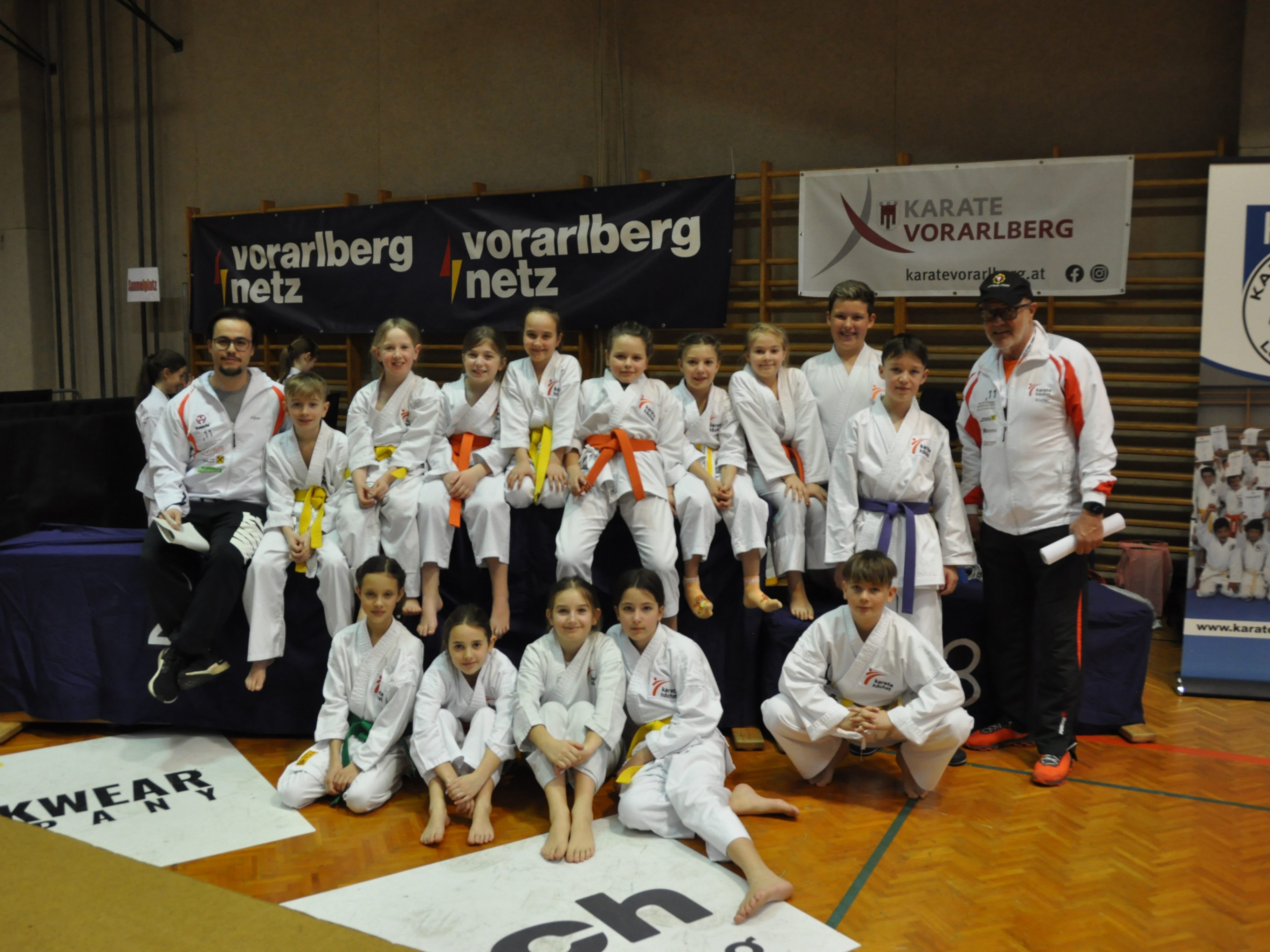 Sportler des Karateclub Höchst mit ihrem Trainer Walter Braitsch Sportler des Karateclub Höchst mit ihrem Trainer Walter Braitsch
