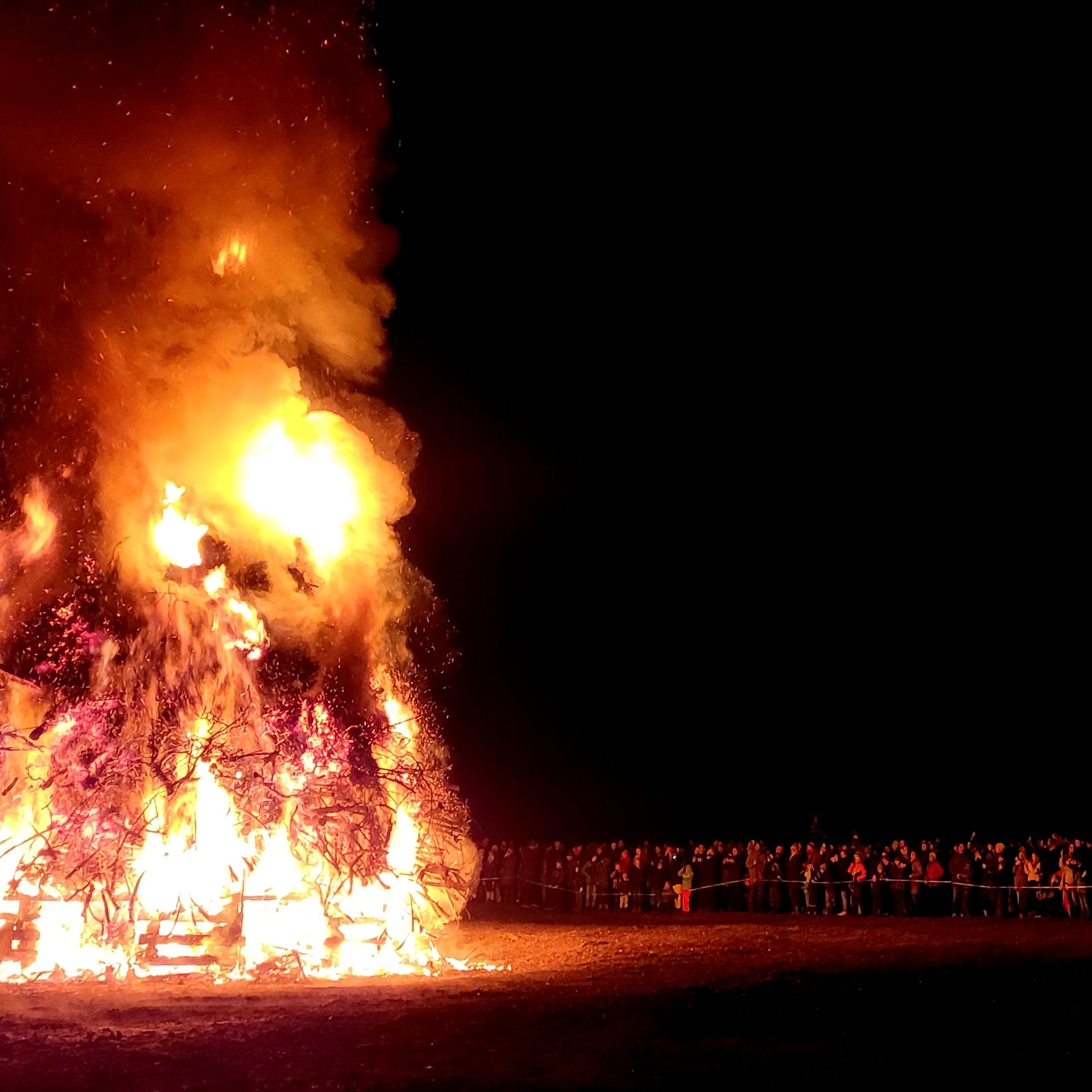 Die Bäumler Faschings- und Funkenzunft sorgte auch in diesem Jahr für ein stimmungsvollen Funkenerlebnis, mit zwei prächtigen Funken samt Feuerwerk, Funka-Wurscht und den speziellen Bömmler Funka-Küchle.
