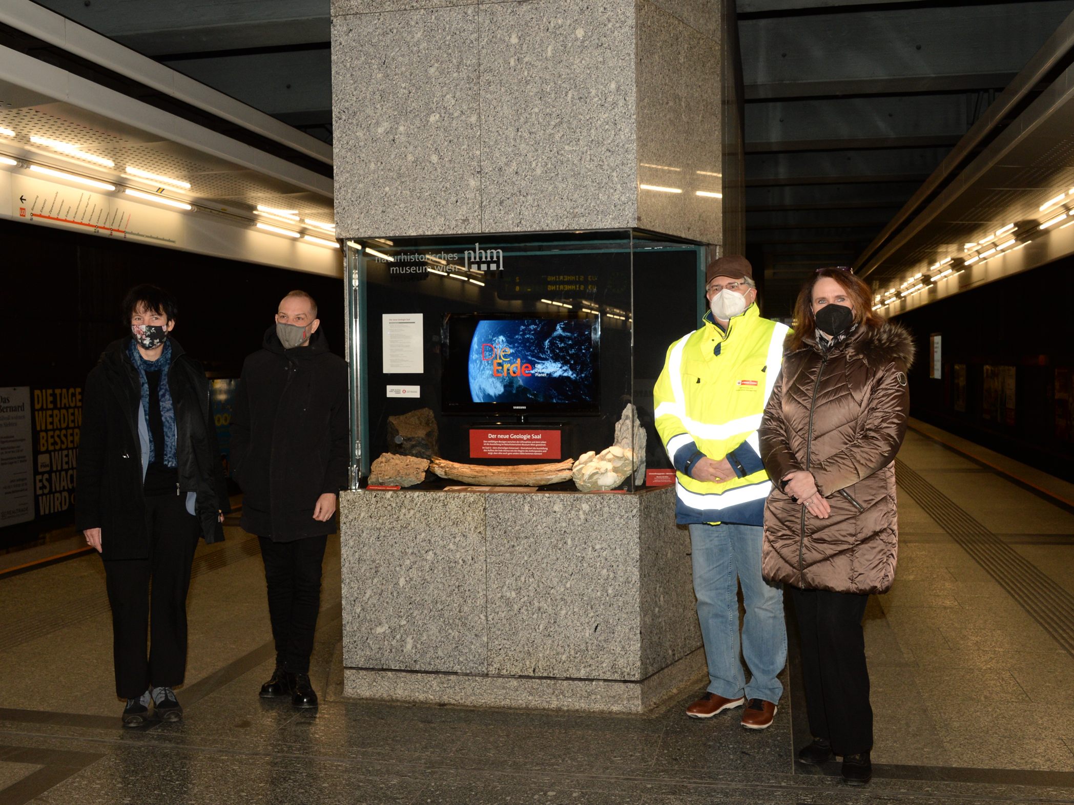 Mammutzahn in Wiener U3-Station Volkstheater ausgestellt. Mammutzahn in Wiener U3-Station Volkstheater ausgestellt.