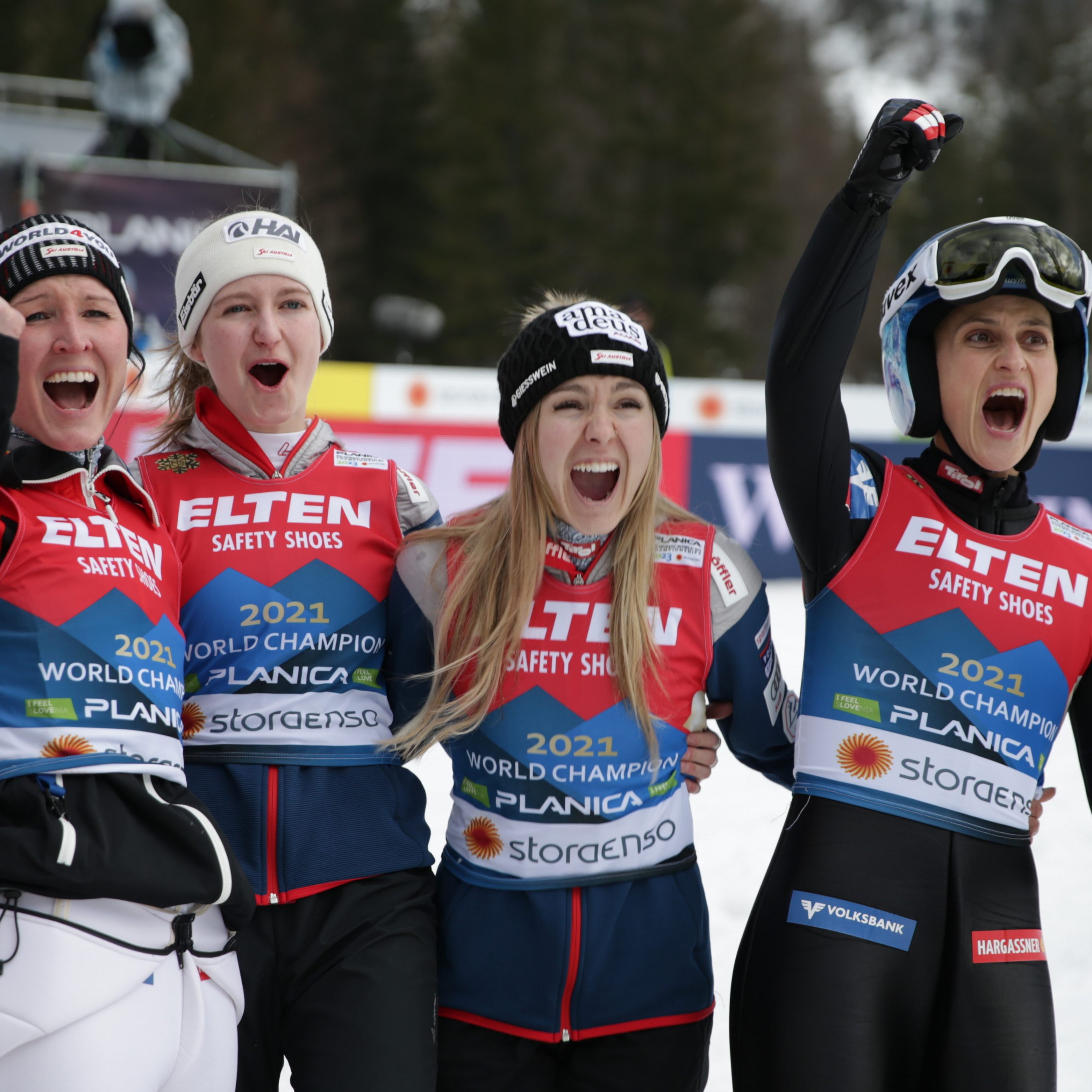Eva Pinkelnig (r.) kann mit dem Team über die Silbermedaille jubeln.