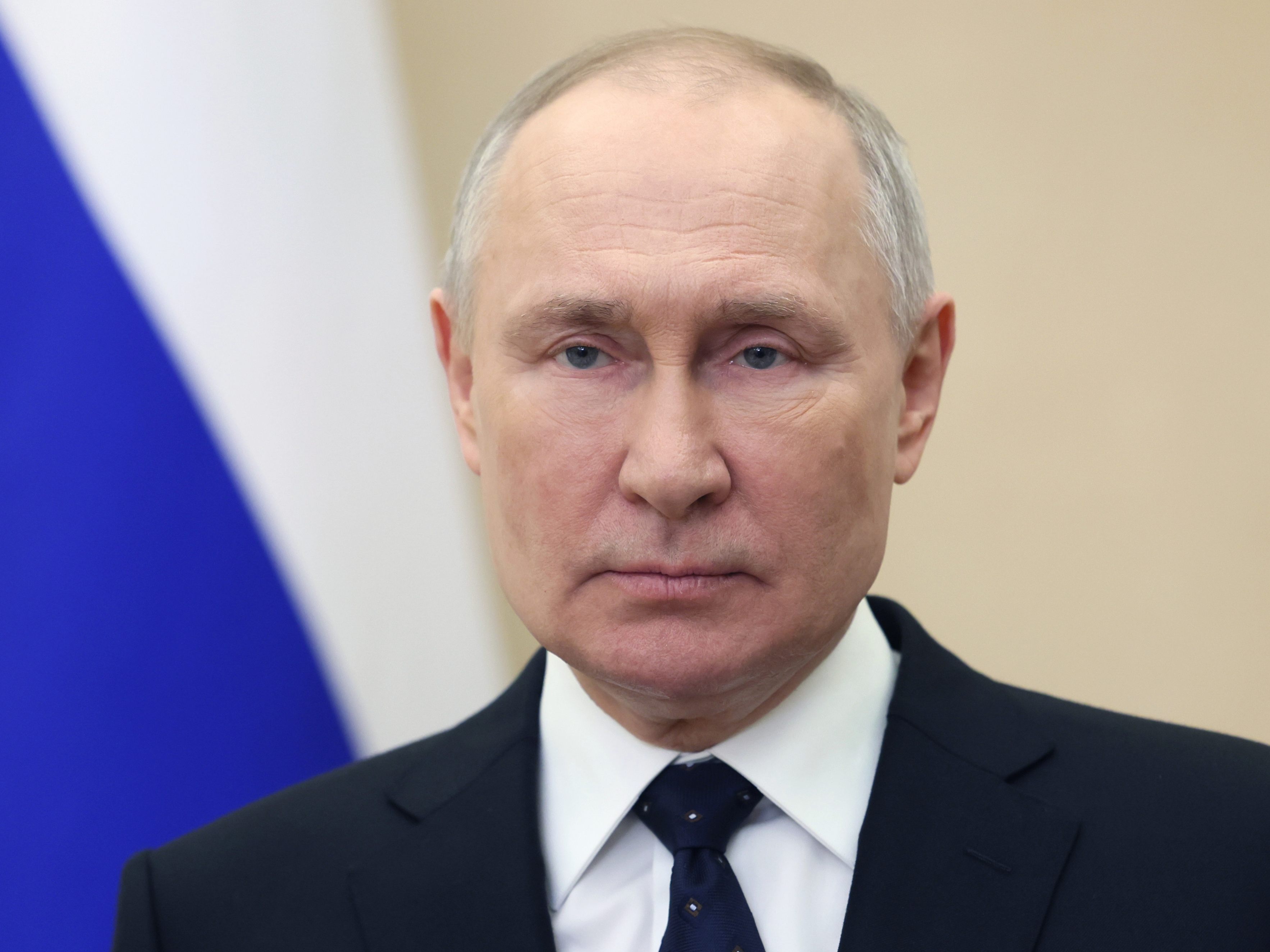 Nach einer Rede von Russlands Präsident Wladimir Putin postete der russische Regionalpolitiker Michail Abdalkin ein Video von sich selbst mit Nudeln auf den Ohren beim Ansehen der Putin-Rede. Nach einer Rede von Russlands Präsident Wladimir Putin postete der russische Regionalpolitiker Michail Abdalkin ein Video von sich selbst mit Nudeln auf den Ohren beim Ansehen der Putin-Rede.