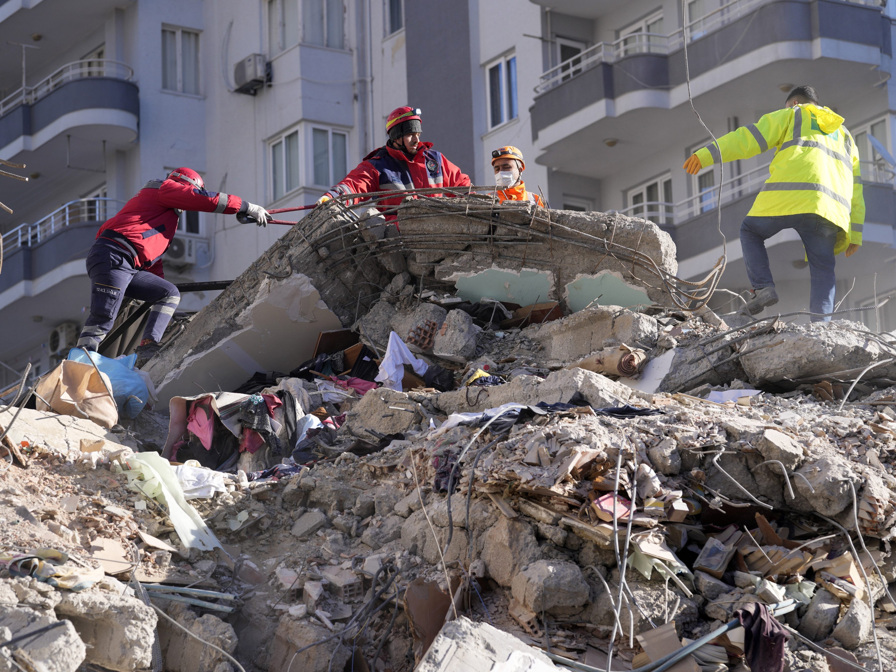 Nach den Erdbeben in Syrien und der Türkei sind noch zahlreiche Menschen verschüttet. Nach den Erdbeben in Syrien und der Türkei sind noch zahlreiche Menschen verschüttet.