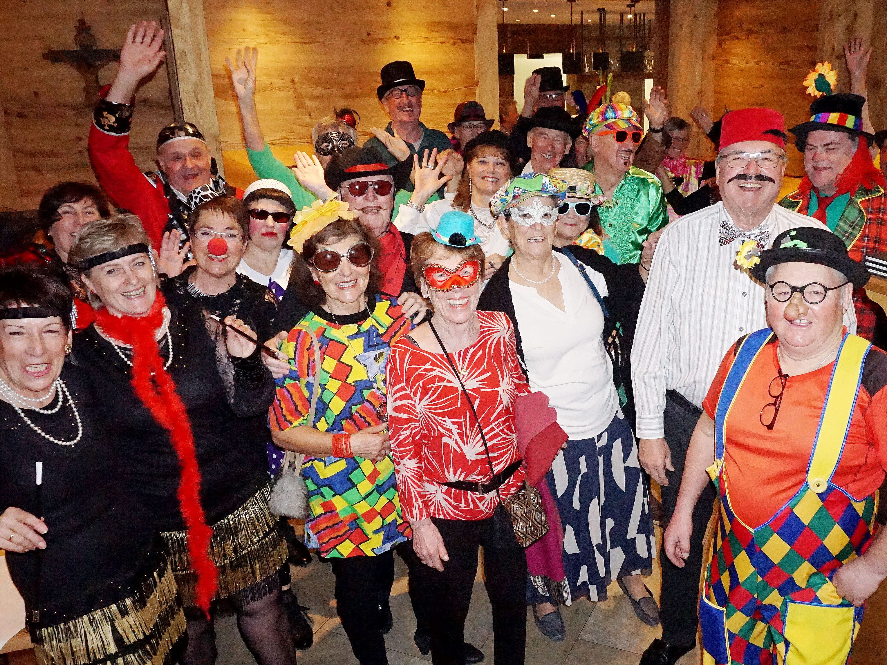 Viel Spaß hatten die Schifreude beim Faschingsball in Damüls Viel Spaß hatten die Schifreude beim Faschingsball in Damüls
