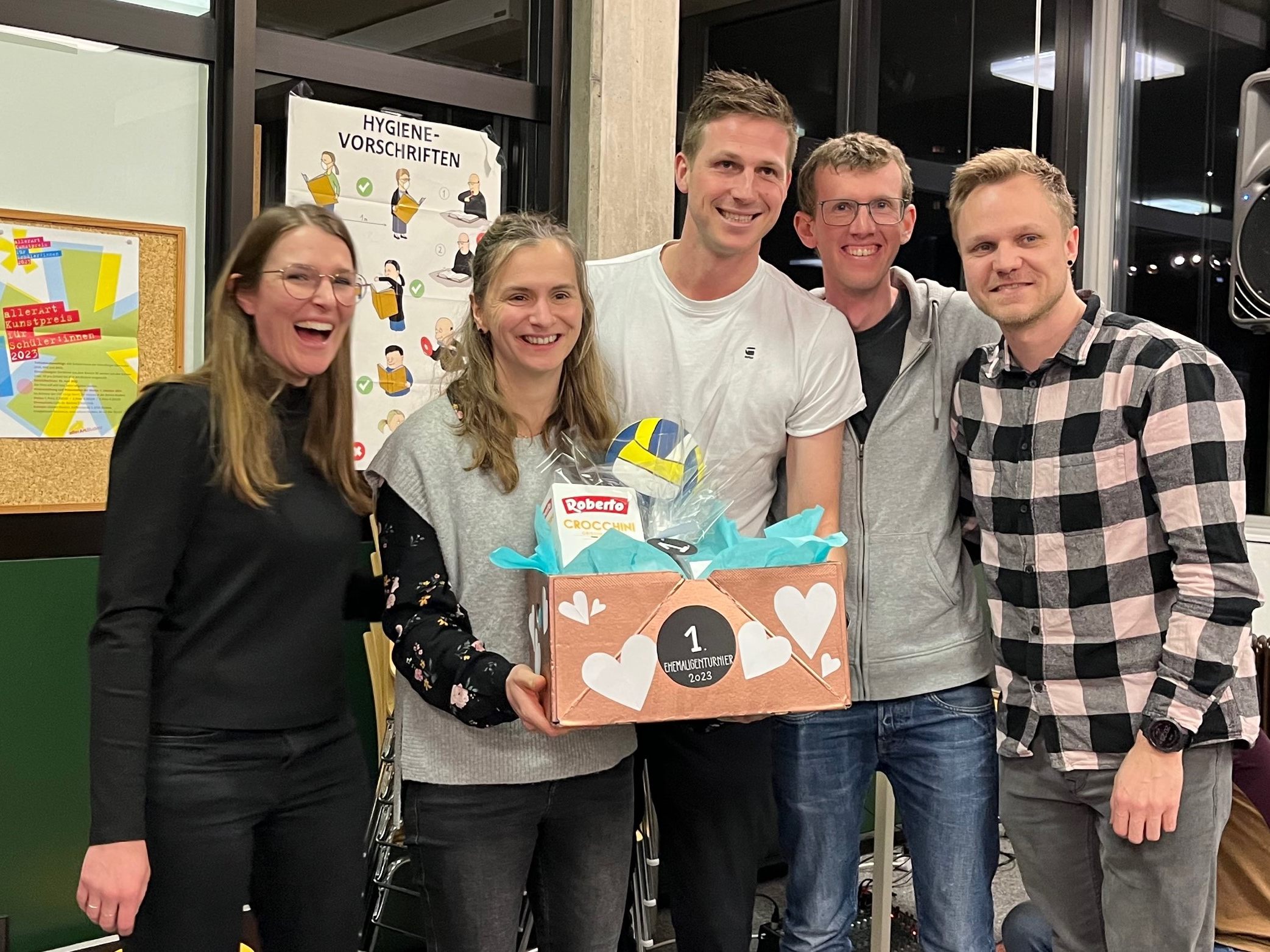 Ein handgemachter Geschenkskorb für das Volleyball-Siegerteam. Ein handgemachter Geschenkskorb für das Volleyball-Siegerteam.