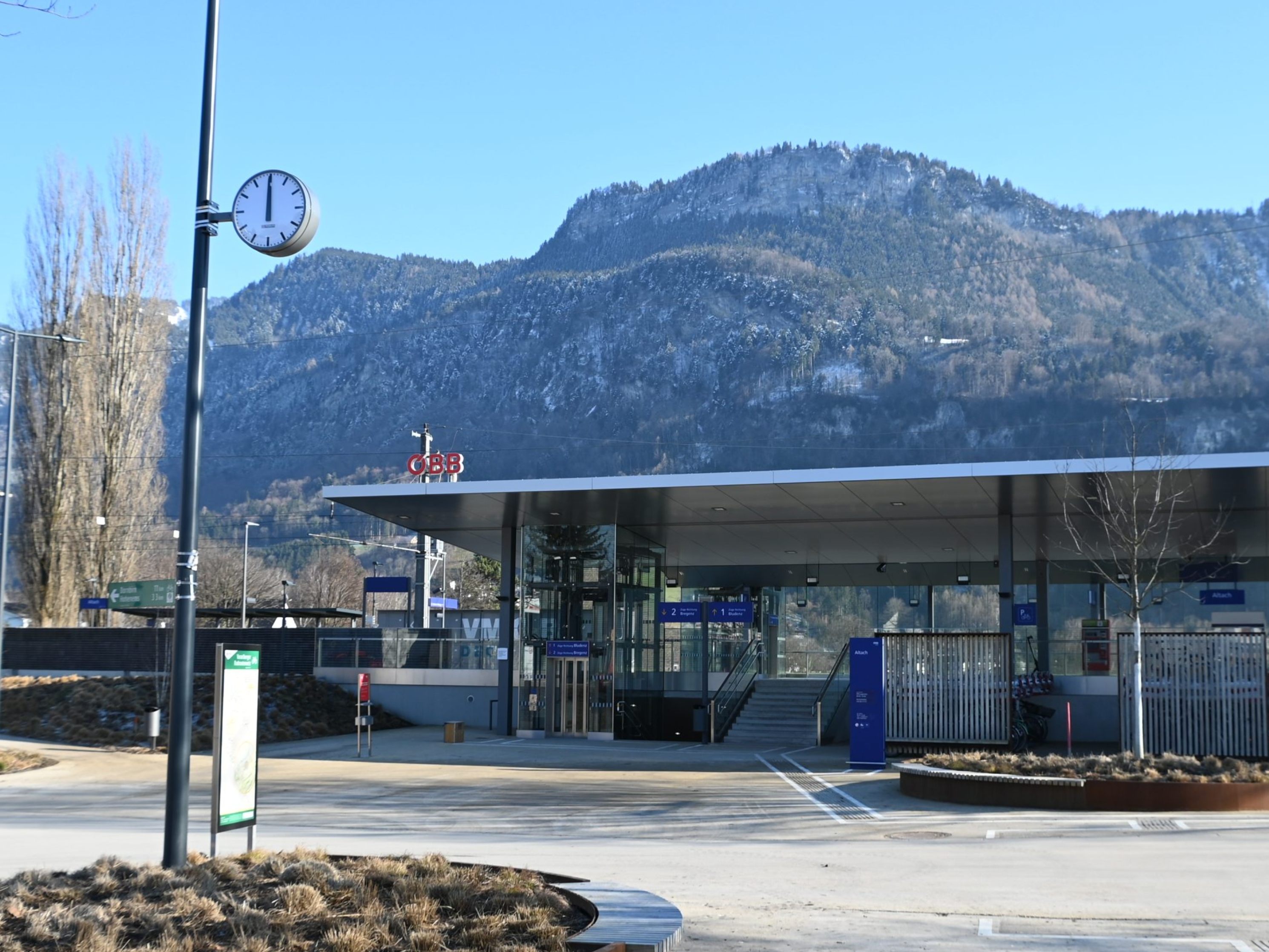 Die große Uhr am Altacher Bahnhof ist bereits von großer Entfernung sichtbar