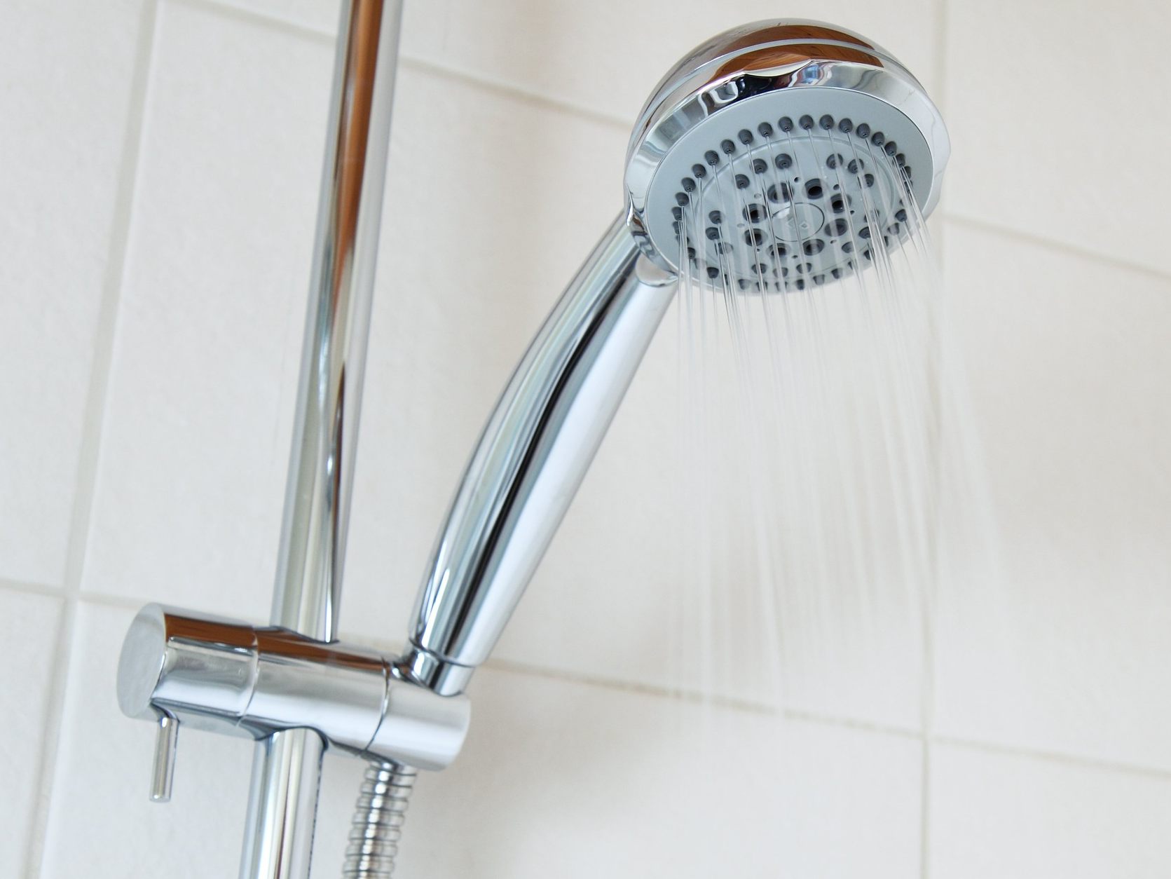 Diese Tipps können bei Schimmel in der Dusche helfen.