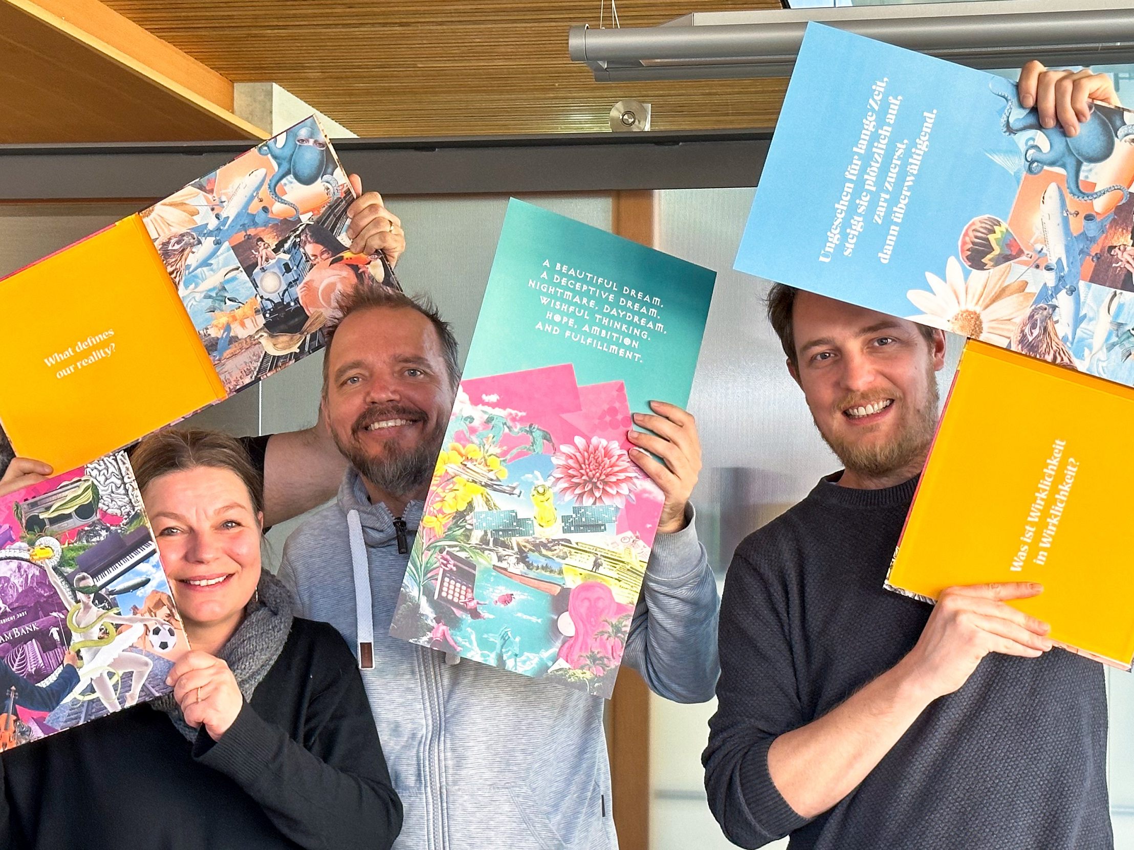 Die Werbeagentur die3 erhält für den Geschäftsbericht 2021 der Euram Bank beim German Design Award 2023 eine Special Mention. Im Bild: Sascha Grabherr, Petra Lorenz-Grass, Mario Lorenz und Alex Welzenbach (von links).