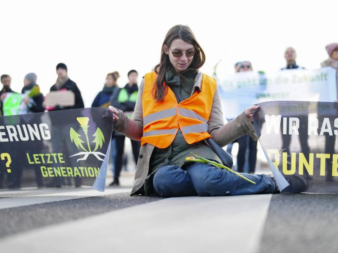 Klima-Aktivisten der "Letzten Generation" legten am Montag in der Wiener Innenstadt den Verkehr lahm. Klima-Aktivisten der "Letzten Generation" legten am Montag in der Wiener Innenstadt den Verkehr lahm.