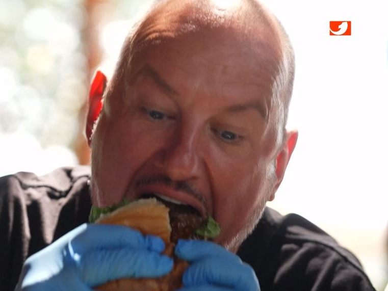 Rosin isst den schärfsten Burger der Welt. Rosin isst den schärfsten Burger der Welt.