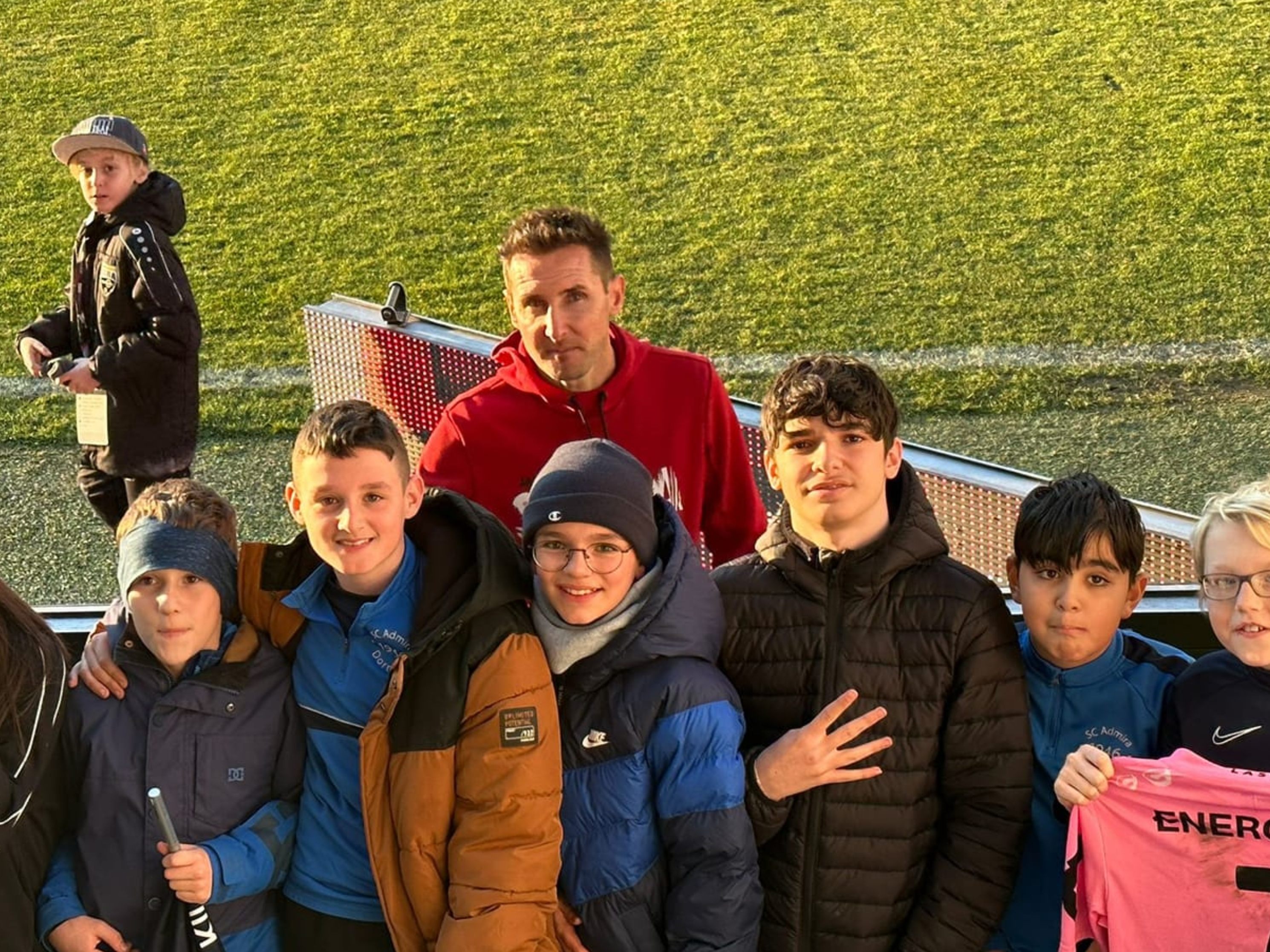 Die jungen Admira-Kicker mit SCRA-Trainer und Weltmeister Miroslav Klose Die jungen Admira-Kicker mit SCRA-Trainer und Weltmeister Miroslav Klose