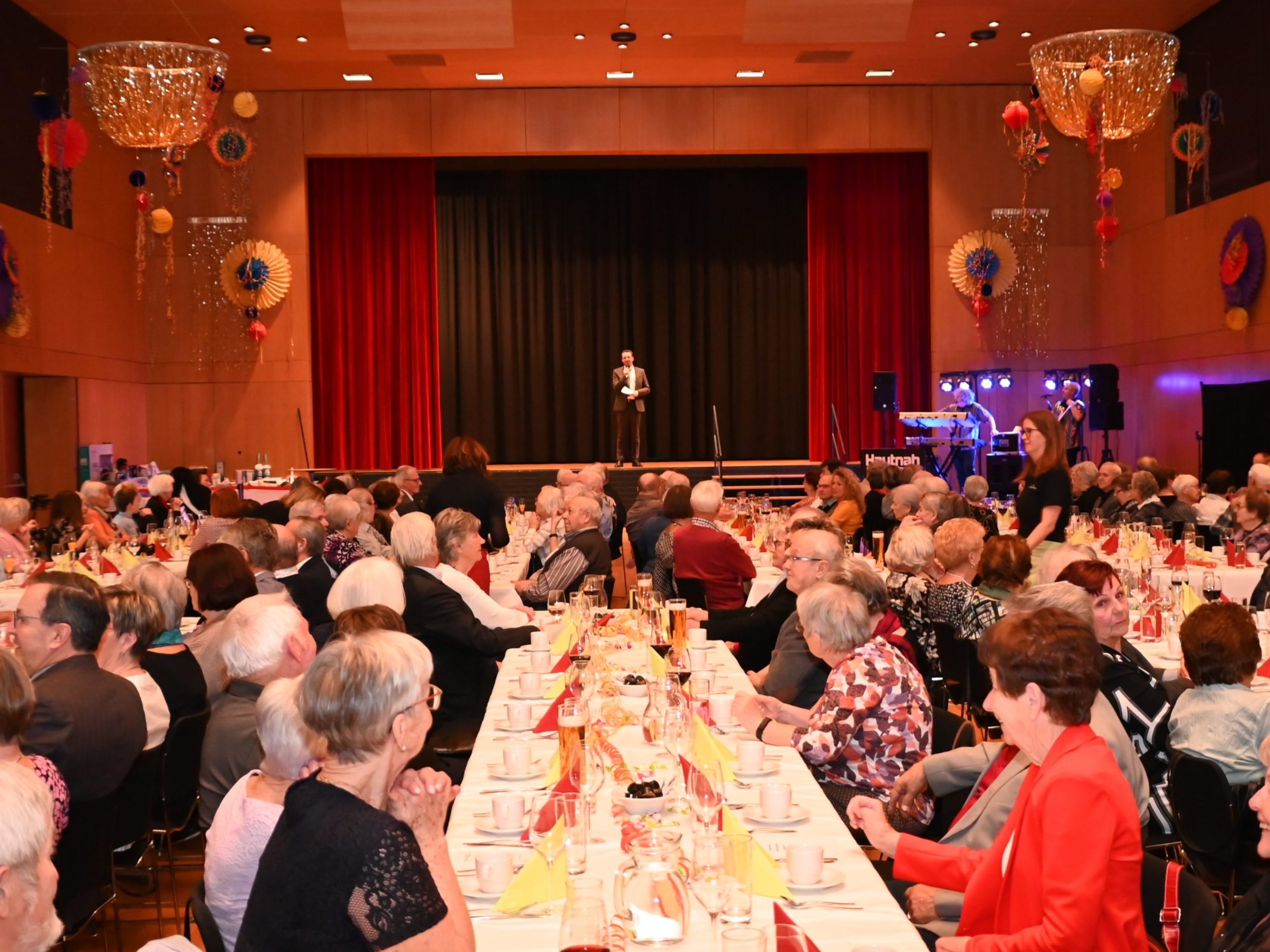Rund 200 Senioren feierten beim Altacher Seniorenball im KOM