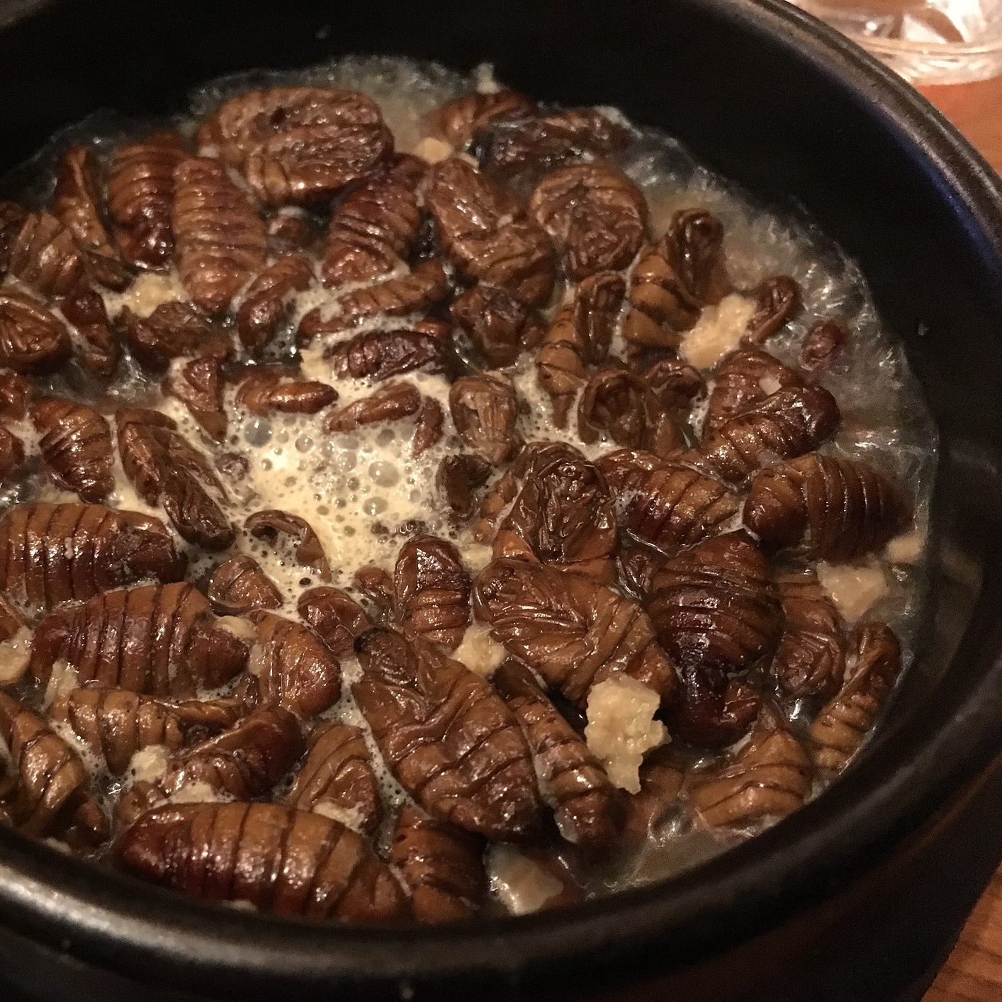 Auch zwei Wochen nach der EU-Verordnung zu Insekten in Lebensmitteln kursieren zahlreiche Falschmeldungen im Internet.