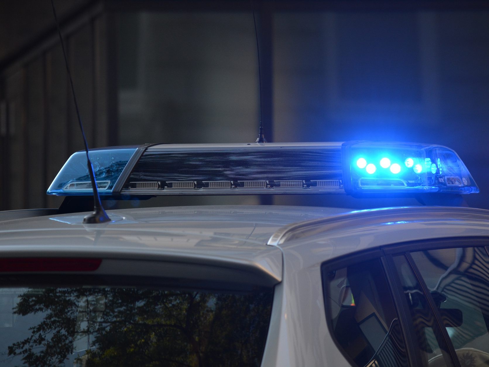 Ein Mann, welcher zuvor Bierdosen gestohlen haben soll, ist auf der Flucht vor der Polizei gegen eine Schiebetüre gerannt. Ein Mann, welcher zuvor Bierdosen gestohlen haben soll, ist auf der Flucht vor der Polizei gegen eine Schiebetüre gerannt.