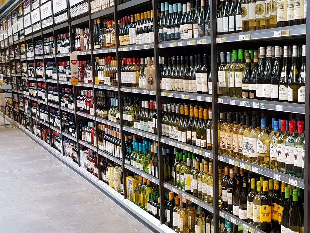 Zwei Ladendiebe haben mehrmals Alkohol gestohlen. Zwei Ladendiebe haben mehrmals Alkohol gestohlen.