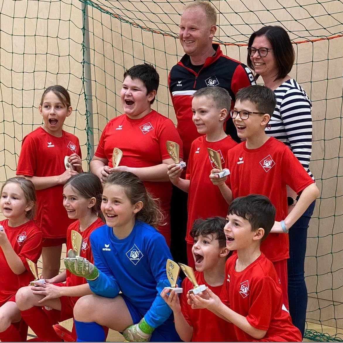 Bürgermeisterin Katharina Wöß-Krall gratulierte RW Rankweil U-9-Team mit Trainer Florian Loretz zu den hervorragenden Leistungen.