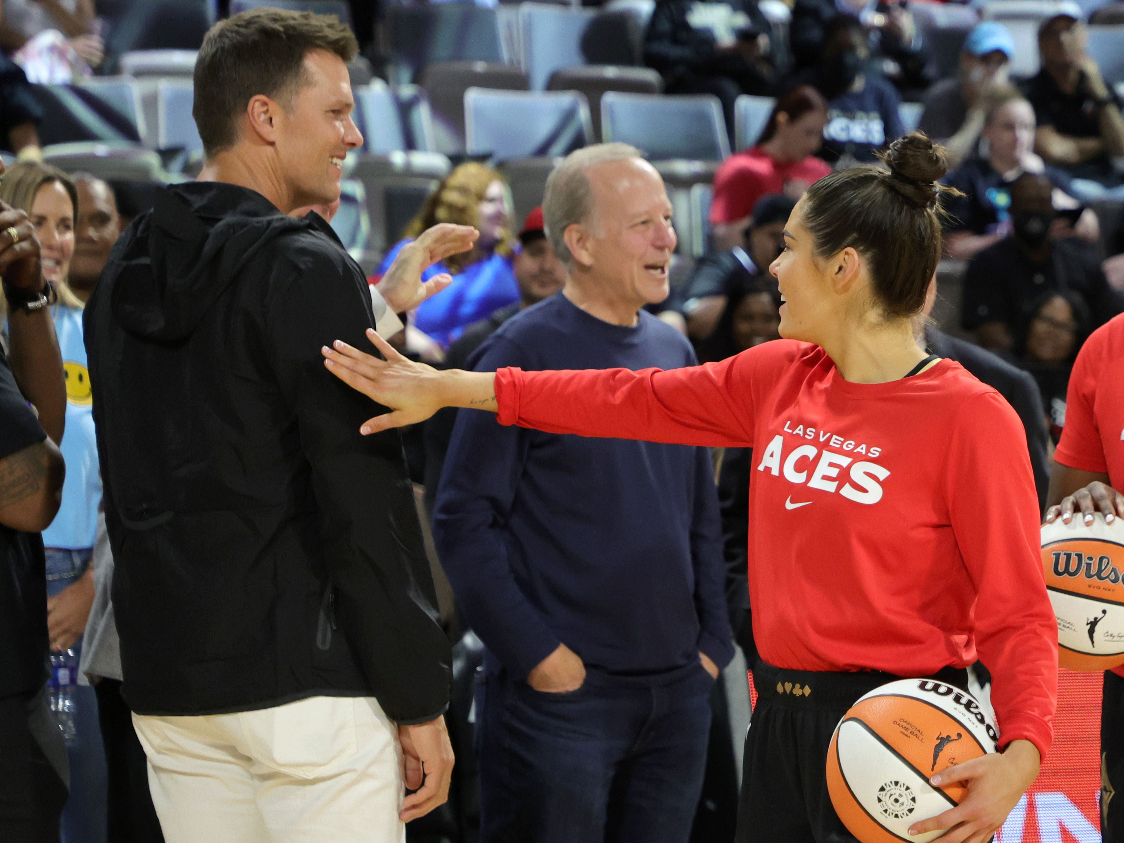 Tom Brady (l.) bei einem Spiel "seiner" Mannschaft Las Vegas Aces. Tom Brady (l.) bei einem Spiel "seiner" Mannschaft Las Vegas Aces.