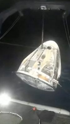 Landung an Bord eines "Crew Dragon" im Meer vor Küste Floridas