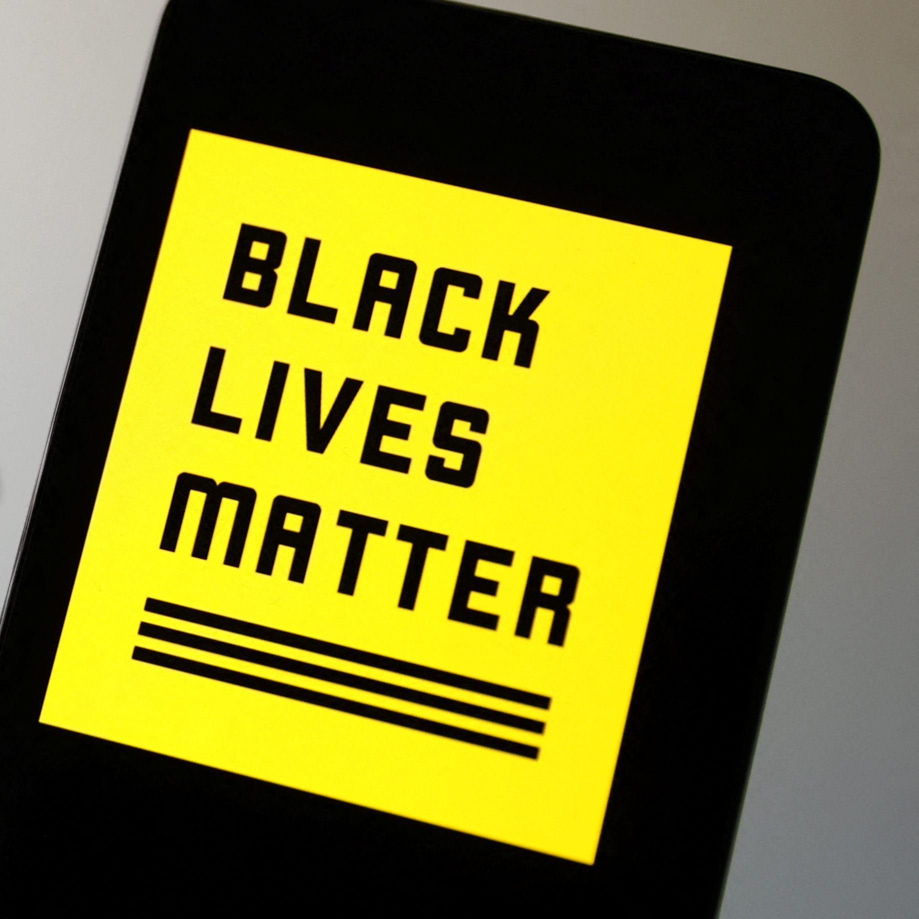 Adidas zieht seinen Einspruch gegen "Black Lives Matter" zurück.