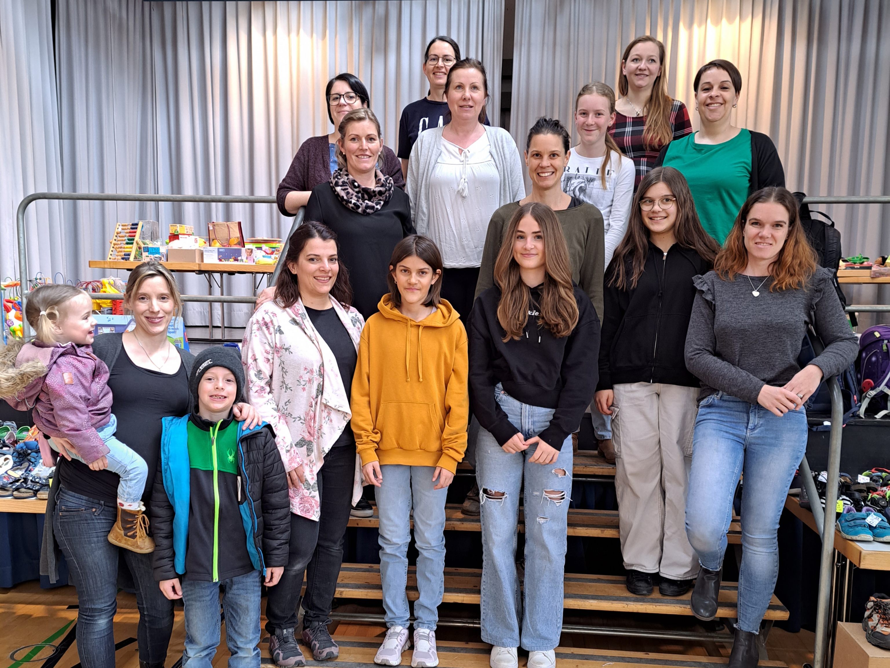 Der Vorstand vom Familienverband Dafins und seine Helfer Der Vorstand vom Familienverband Dafins und seine Helfer