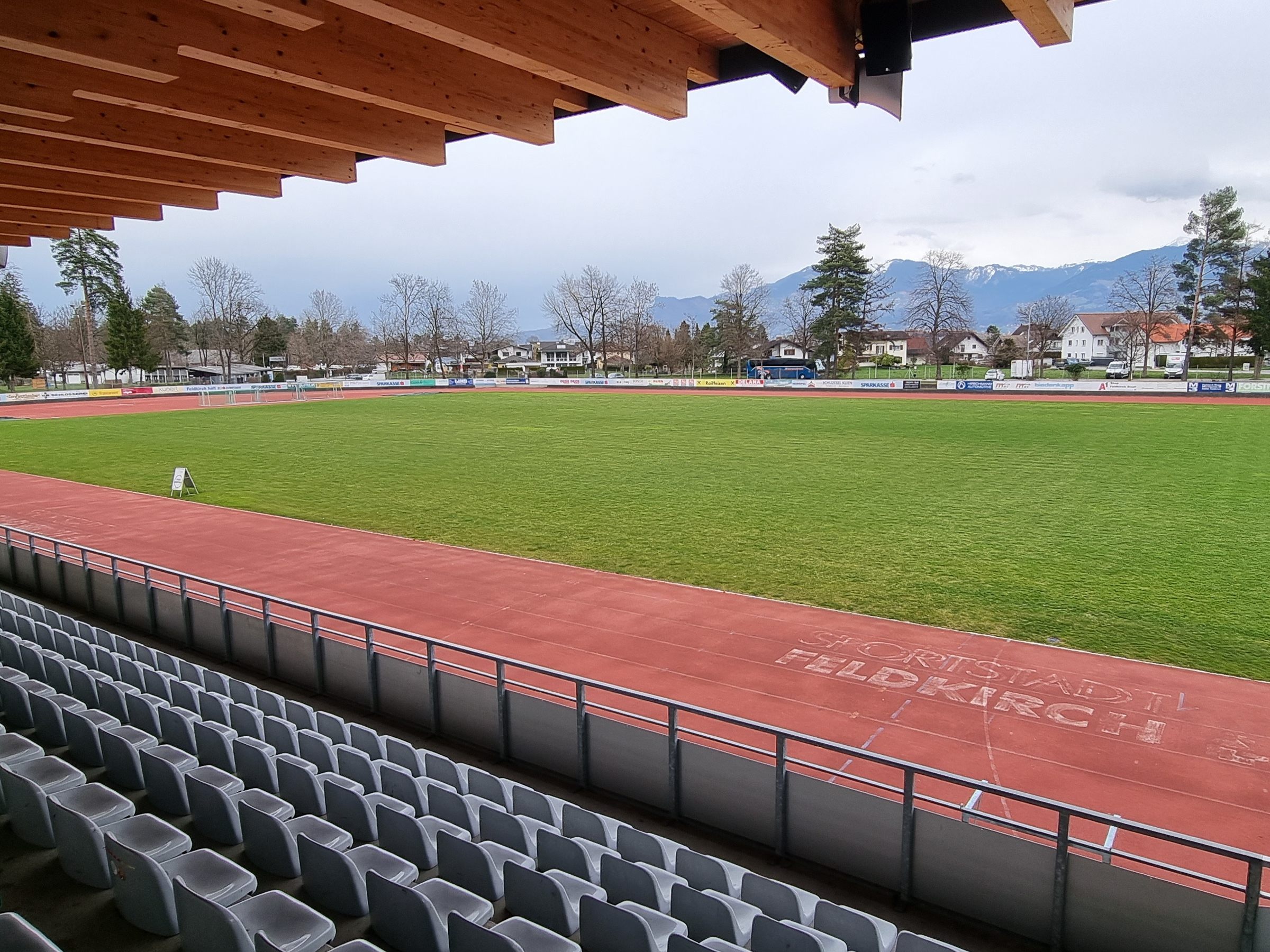 Die Vereine freuen sich: Das Waldstadion bekommt einen neuen Bodenbelag.