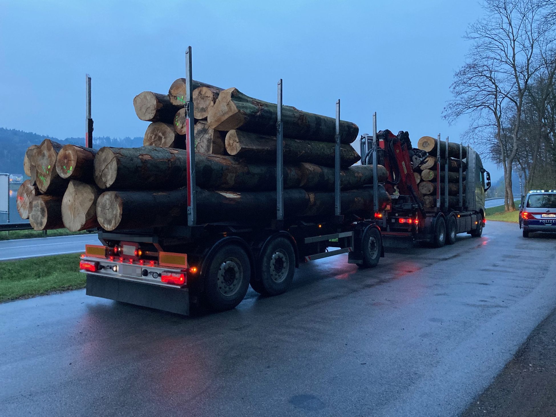 Dieser überladene Holztransporter wurde im Bezirk Melk aus dem Verkehr gezogen. Dieser überladene Holztransporter wurde im Bezirk Melk aus dem Verkehr gezogen.