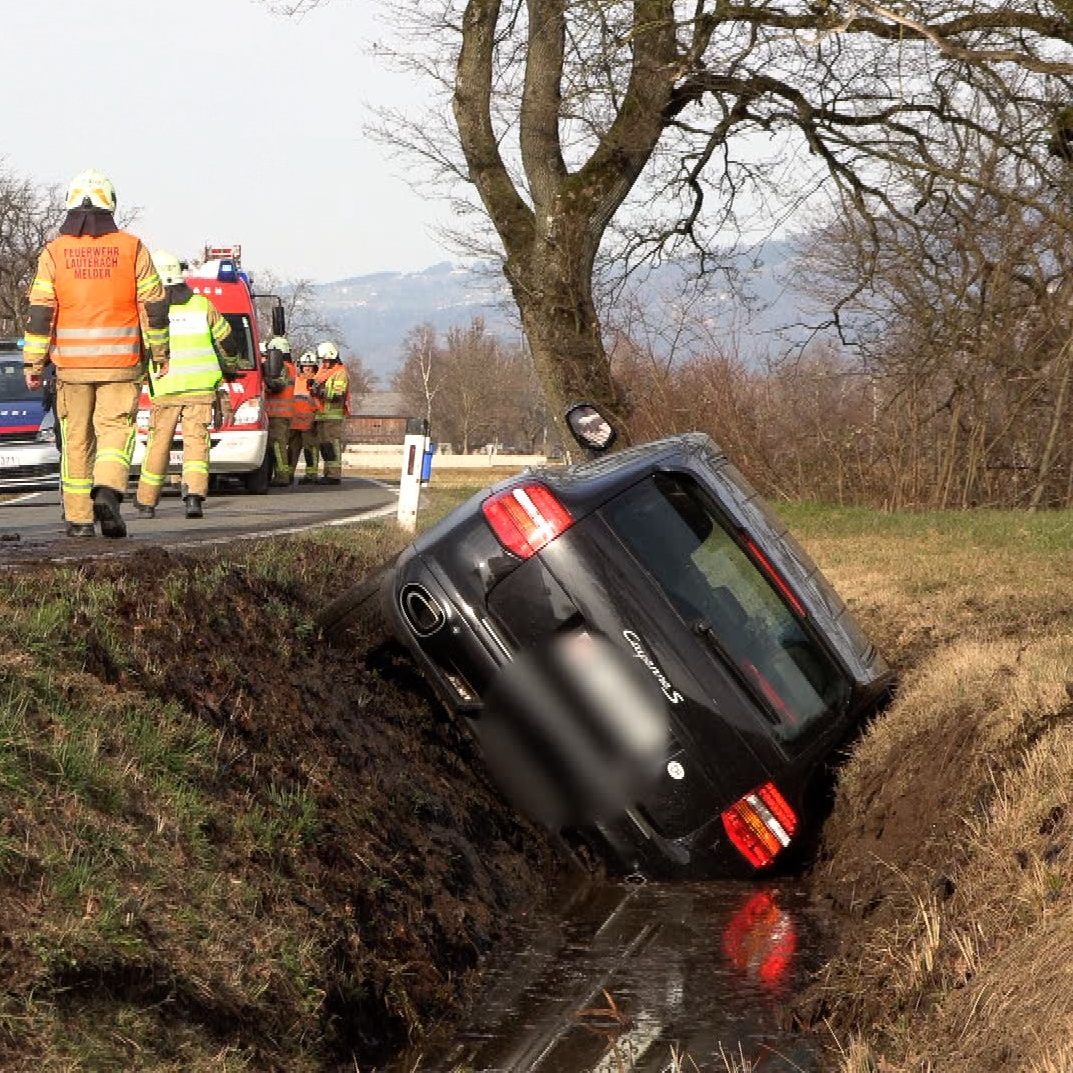 Der Porsche Cayenne landete im Graben.