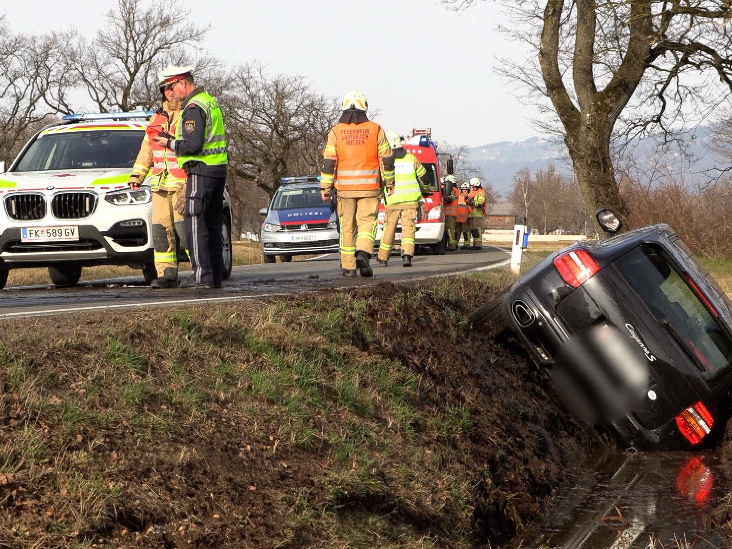 Der Porsche-SUV landete im Straßengraben.