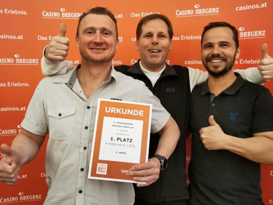 Platz 1 für „Team Lucky Fish“ vom 1. HPSV (1. Hohenemser Poker Sport Verein) – v. l.: Gebhard Juen, Arno Kungl und Martin Heldt freuten sich über das Preisgeld in Höhe von 1575 Euro. Fotos: Casino Bregenz/Fritsche