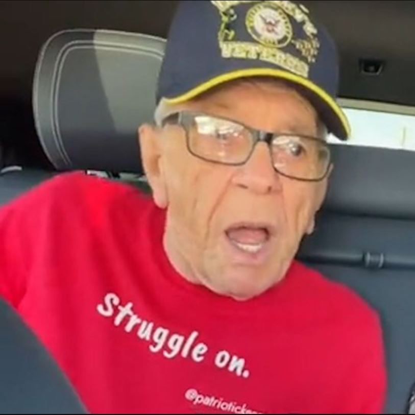 Den 80-Jährigen bleibt der Mund offen, als sie in das selbstfahrende Taxi steigen.